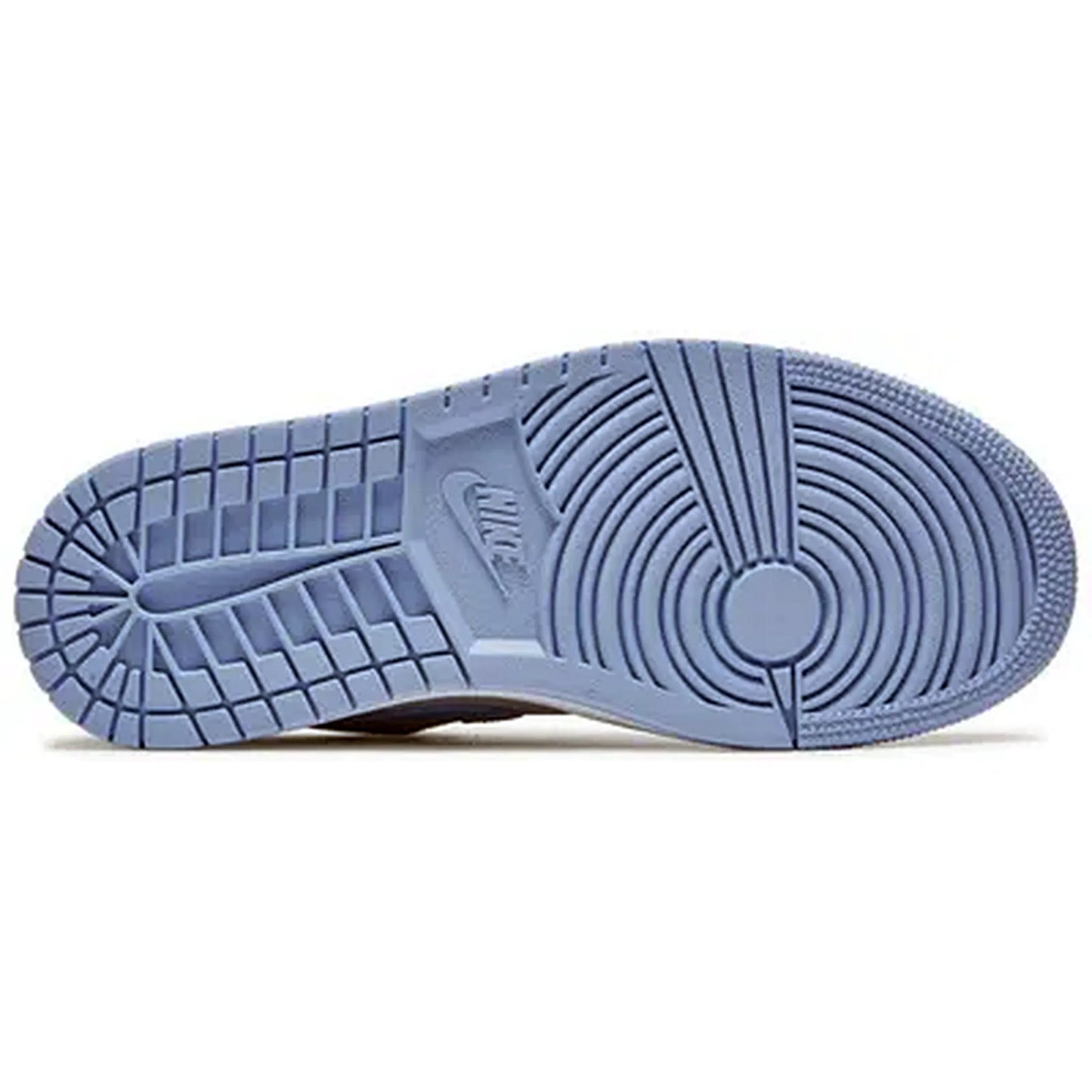 Air Jordan 1 Low Sneaker mit hellblauer Außensohle und klassischem Nike-Profilmuster, fotografiert von unten auf weißem Hintergrund.