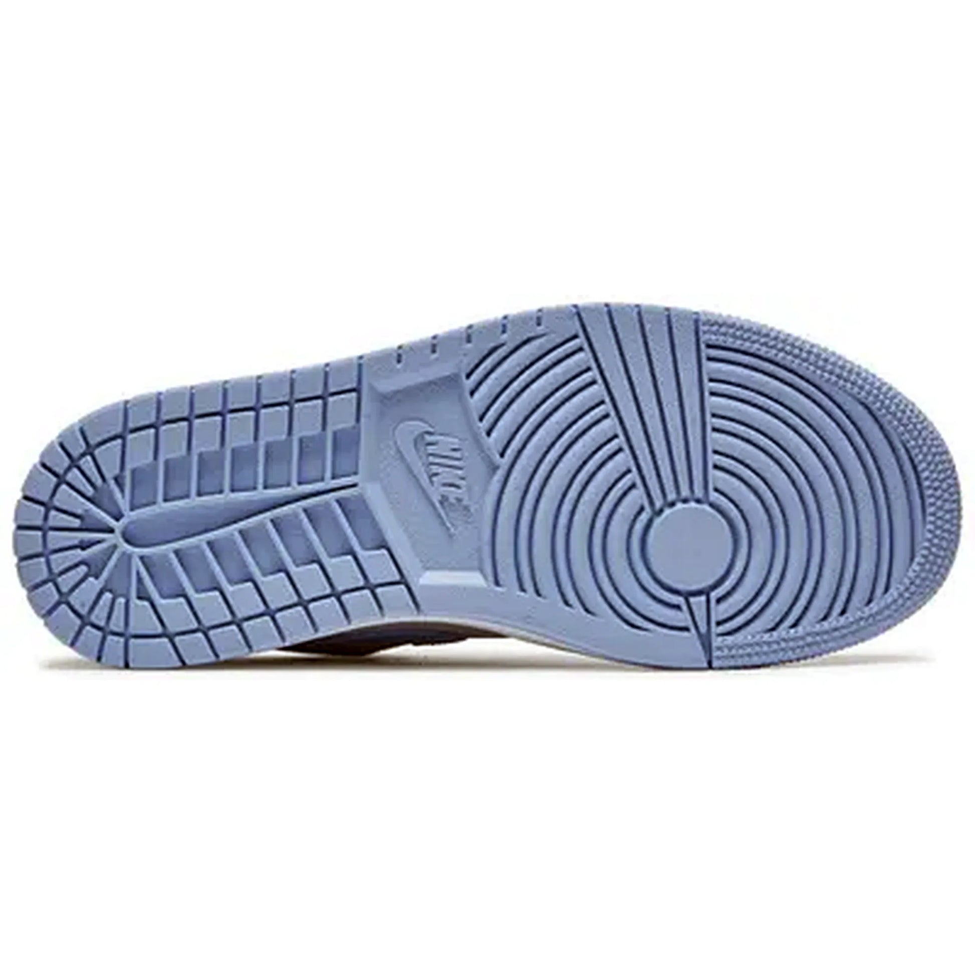 Air Jordan 1 Low Sneaker mit hellblauer Außensohle und klassischem Nike-Profilmuster, fotografiert von unten auf weißem Hintergrund.