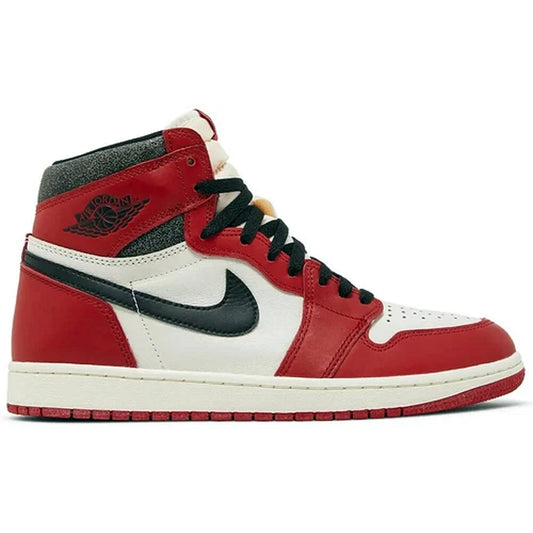 Air Jordan 1 Retro High OG Chicago Lost and Found – Legendärer Nike High-Top Sneaker in Weiß, Rot und Schwarz mit Retro-Finish, linke Seitenansicht der Vintage-Edition.