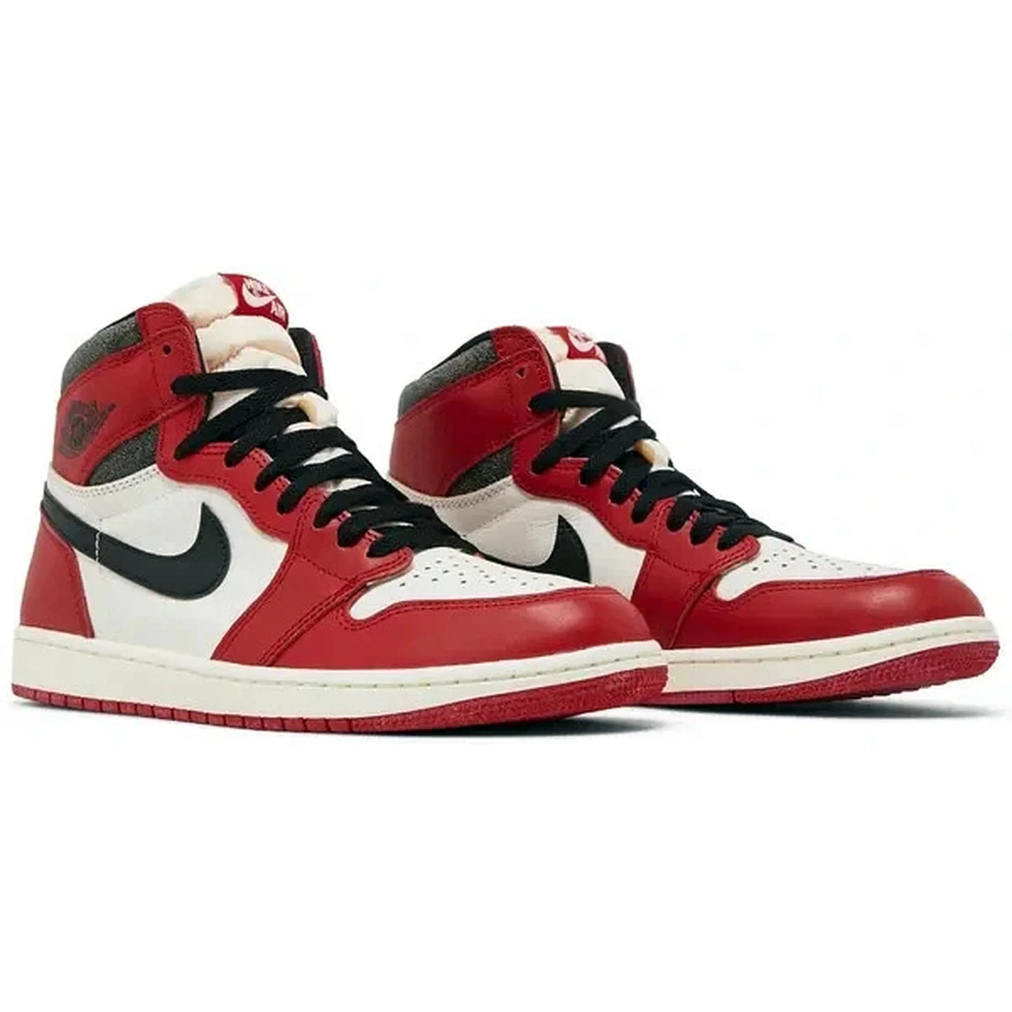 Air Jordan 1 Retro High OG Chicago Lost and Found – Kultiger Nike High-Top Sneaker in Rot, Weiß und Schwarz mit gealterter Optik, Paaransicht schräg von vorne im Vintage-Stil.