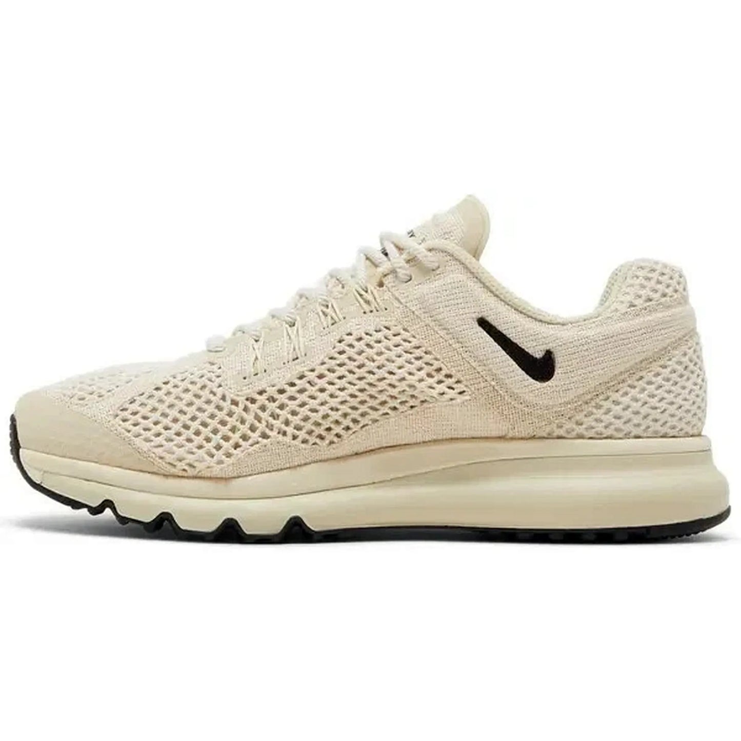 nike air max 2013 stüssy fossil sneaker beige mesh obermaterial mit schwarzem logo – seitliche ansicht auf weißem hintergrund