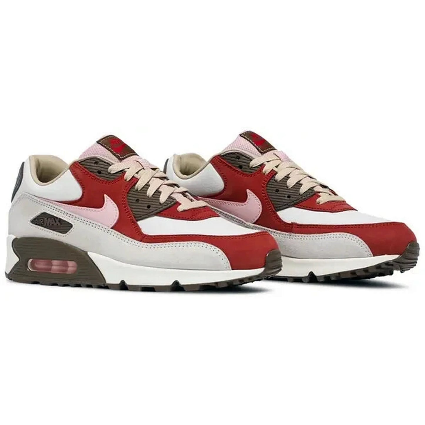 Nike Air Max 90 NRG Bacon 2021 Herren Sneaker in Weiß, Rot, Rosa und Braun – Paaransicht von schräg vorne mit sichtbarem Air-Element und Retro-Farbdesign auf weißem Hintergrund