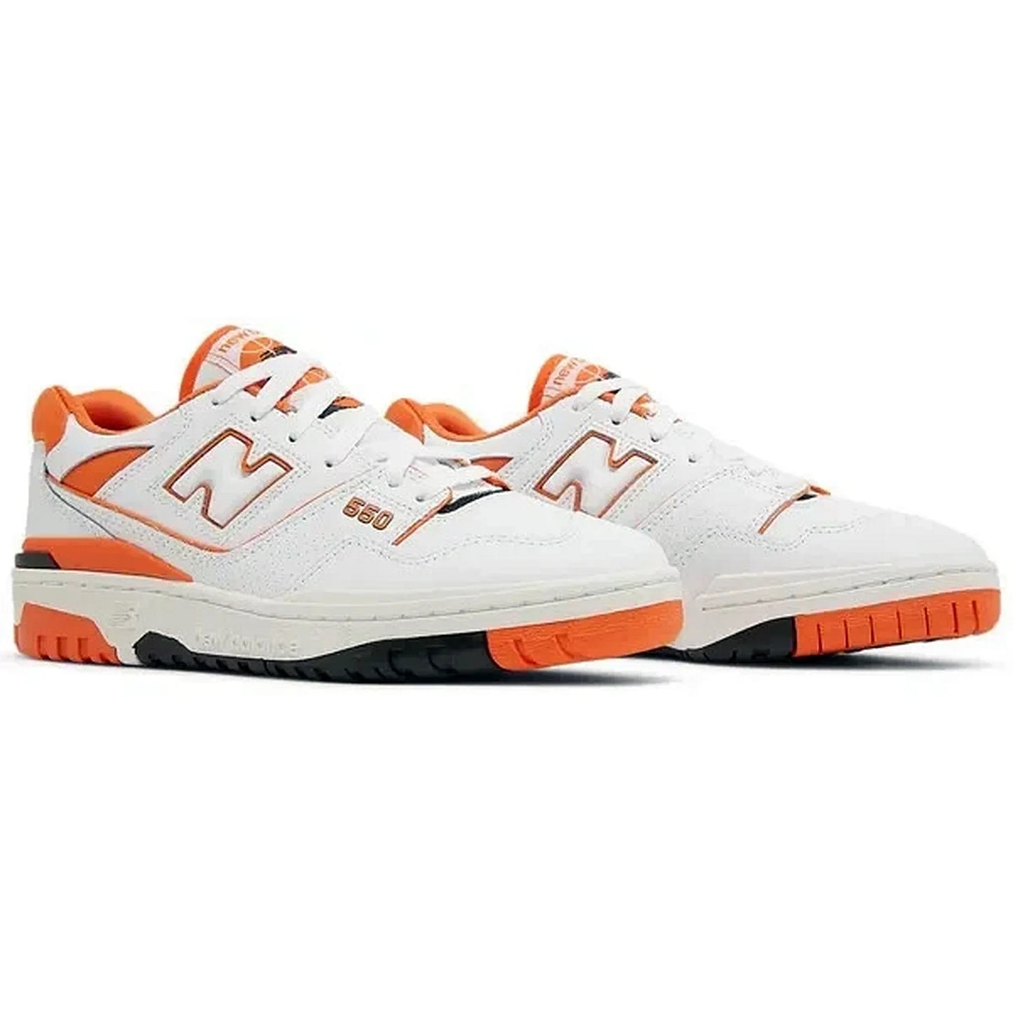 New Balance 550 Syracuse – Paaransicht der weißen Ledersneaker mit orangefarbenen Akzenten, Retro-Design und kontrastierender Gummisohle in Schwarz und Orange.