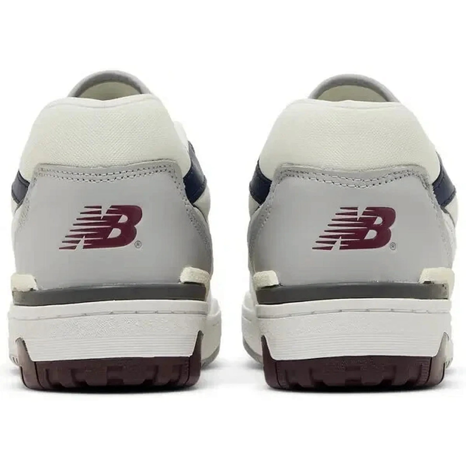 New Balance 550 White Natural Indigo Burgundy – Rückansicht des weißen Sneakers mit navyblauen Details, bordeauxfarbenem New-Balance-Logo und zweifarbiger Retro-Sohle im 80er-Stil.
