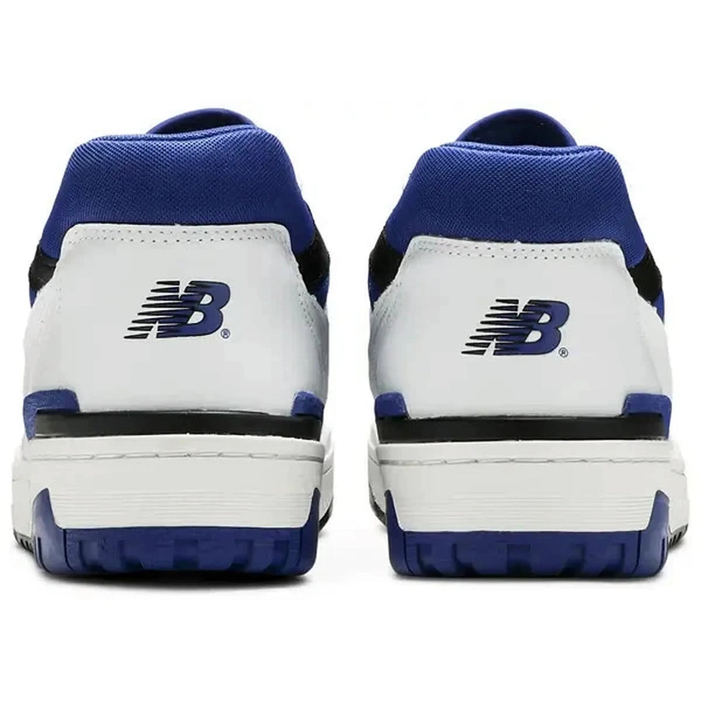 New Balance 550 White Blue – Rückansicht des Sneakers mit blauem Futter, schwarzem „NB“-Logo und zweifarbiger Gummisohle im klassischen Retro-Basketball-Look.