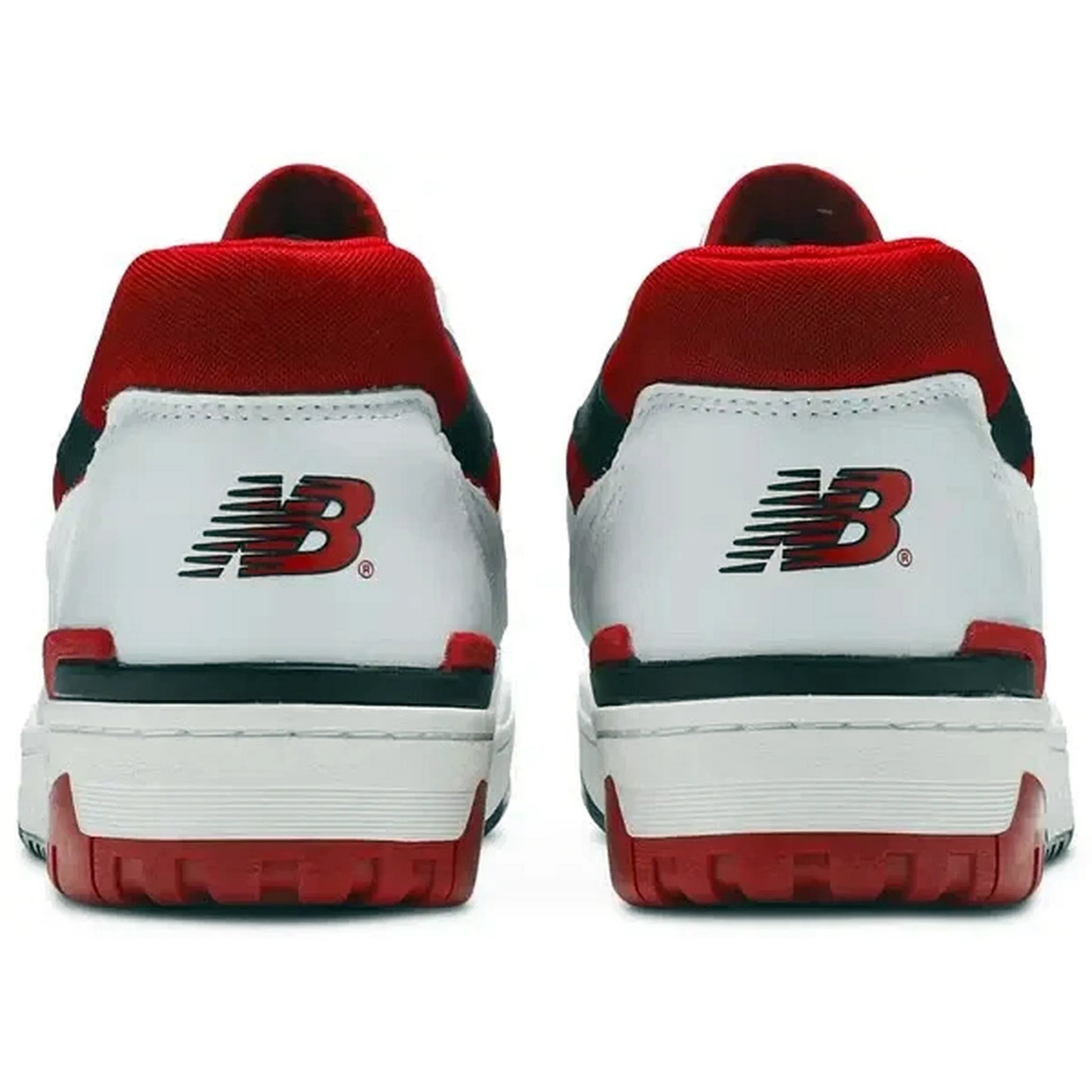 New Balance 550 White Red – Rückansicht des weißen Sneakers mit rotem Fersenpolster, schwarzem NB-Logo und zweifarbiger Gummisohle im klassischen Retro-Basketball-Design.