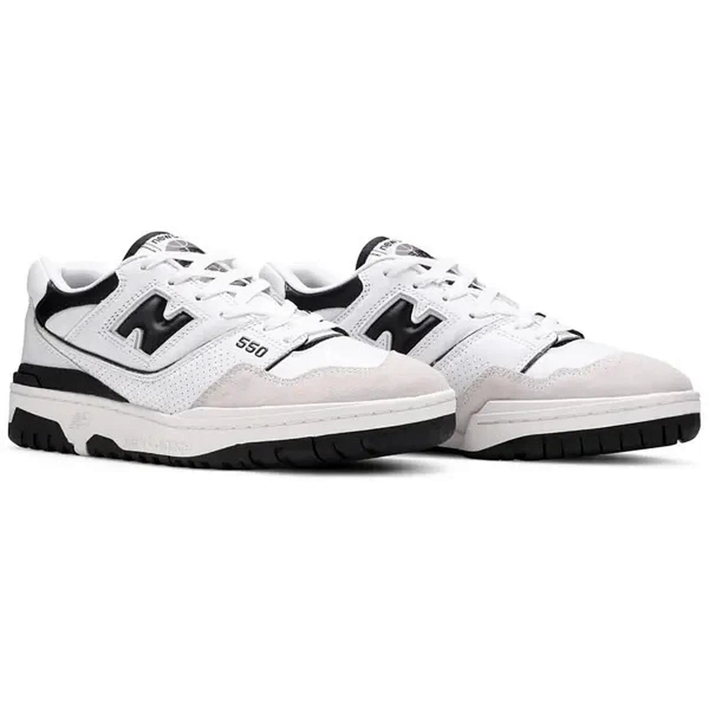 New Balance 550 Sea Salt Black – Paaransicht der weißen Low-Top-Sneaker mit schwarzem Branding, perforiertem Leder und kontrastierender zweifarbiger Außensohle.