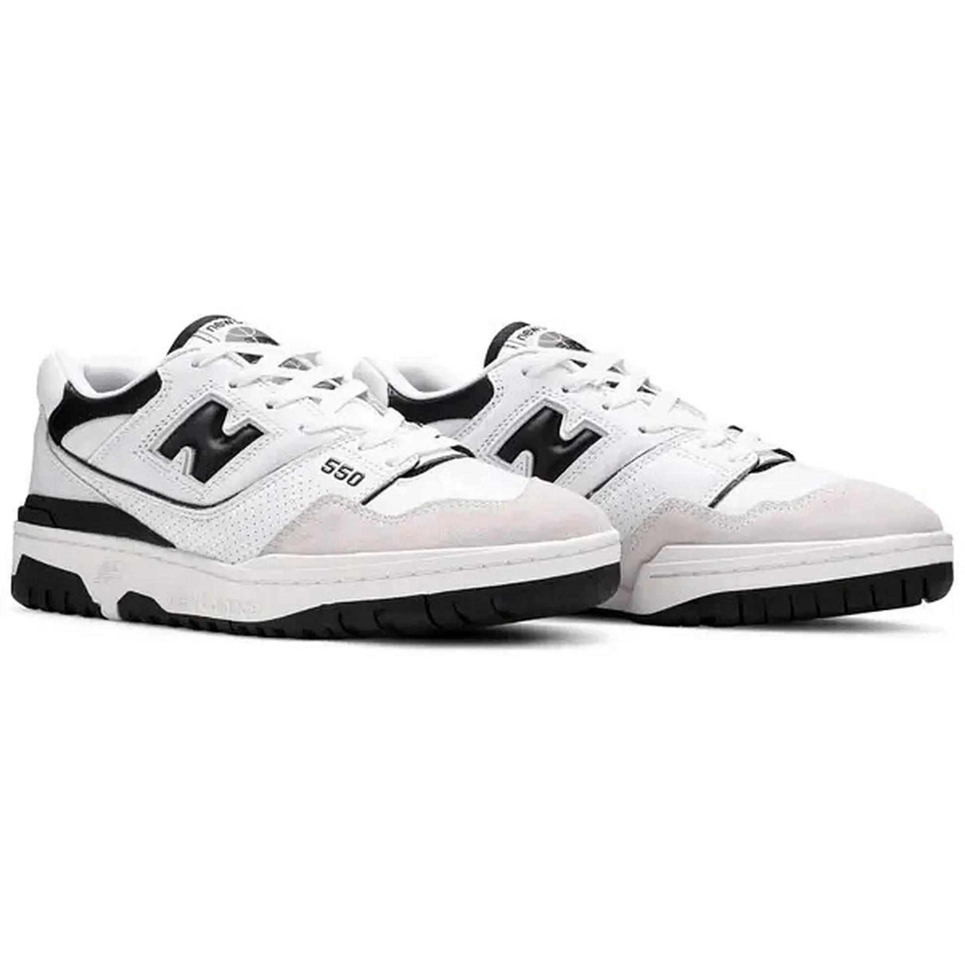 New Balance 550 Sea Salt Black – Paaransicht der weißen Low-Top-Sneaker mit schwarzem Branding, perforiertem Leder und kontrastierender zweifarbiger Außensohle.