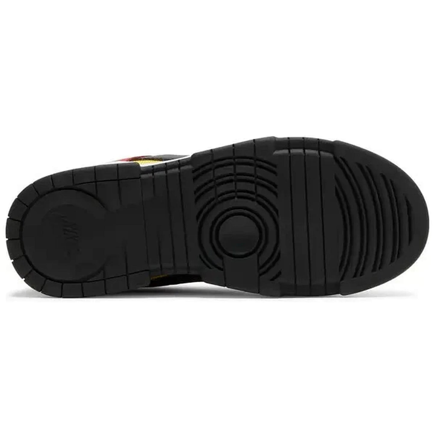 Nike Dunk Low Disrupt Multi-Color – Unteransicht der schwarzen Sohle des farbenfrohen Sneakers auf weißem Hintergrund
