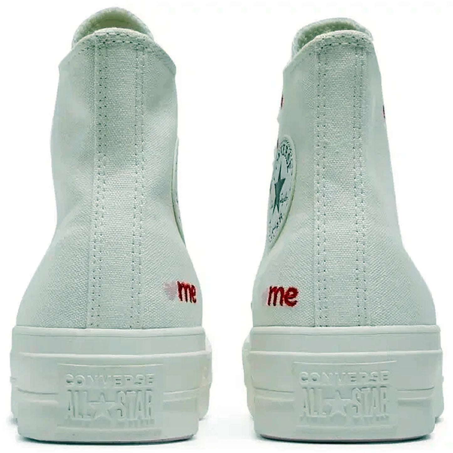 Converse Wmns Chuck Taylor All Star Lift Platform High Embroidered Hearts White – Rückansicht der weißen Damen-Plateau-Sneaker mit roten „me“-Stickereien an der Ferse und klassischem All-Star-Logo auf der Sohle.