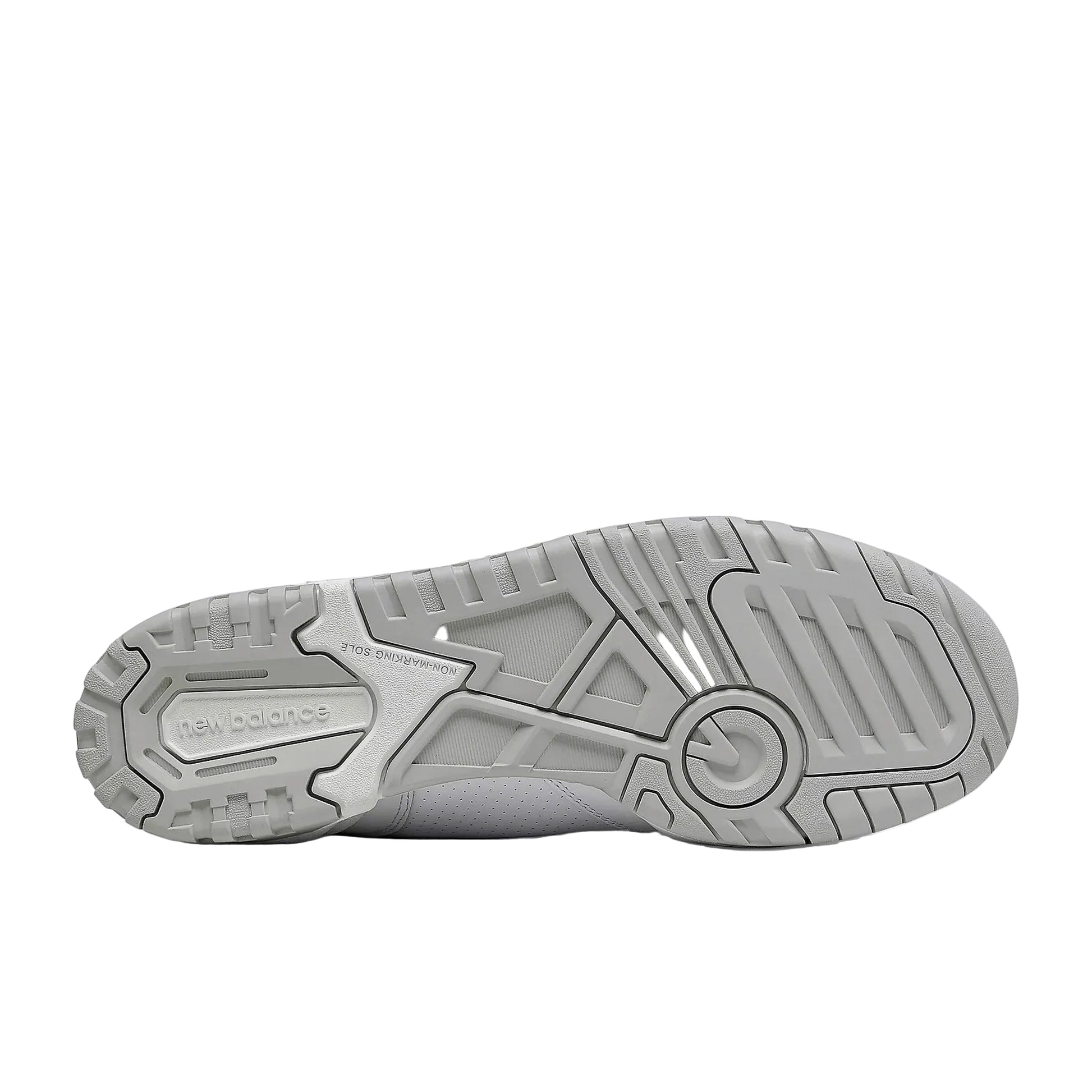 New Balance 550 White Grey – Unteransicht der grauen Gummisohle mit klassischem Profil und „New Balance“-Logo, passend zum cleanen Retro-Design des Sneakers.