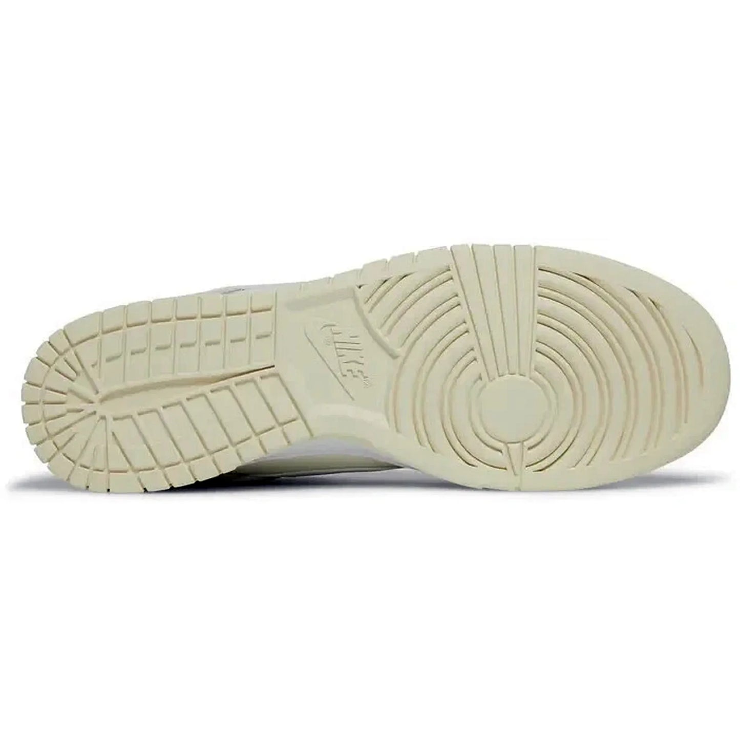 Nike Dunk Low Coconut Milk – Unteransicht der cremefarbenen Gummisohle mit klassischem Nike-Profil und rundem Pivot-Point-Design auf weißem Hintergrund