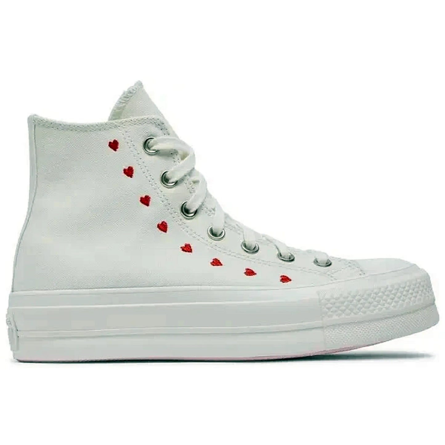 Converse Wmns Chuck Taylor All Star Lift Platform High Embroidered Hearts White – Seitenansicht des weißen High-Top-Sneakers mit roten Herzstickereien und erhöhter Plateau-Sohle für Damen.