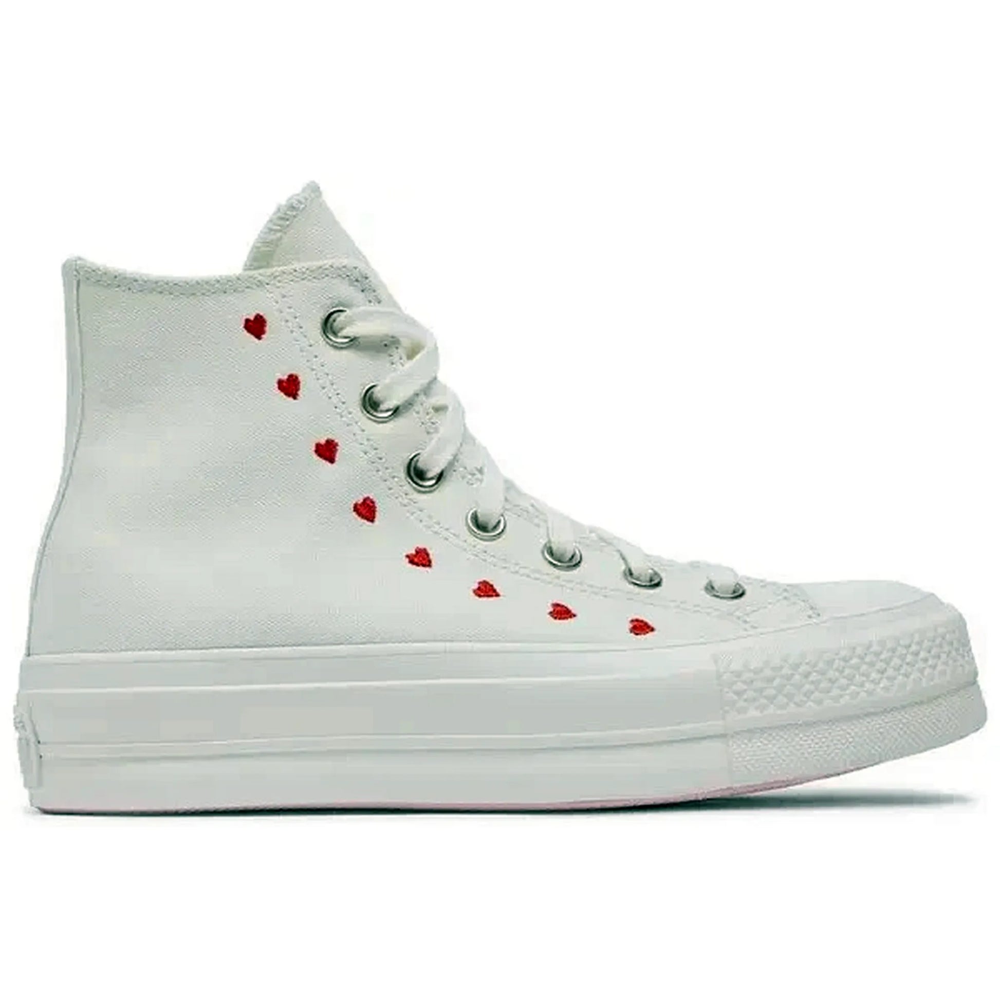 Converse Wmns Chuck Taylor All Star Lift Platform High Embroidered Hearts White – Seitenansicht des weißen High-Top-Sneakers mit roten Herzstickereien und erhöhter Plateau-Sohle für Damen.