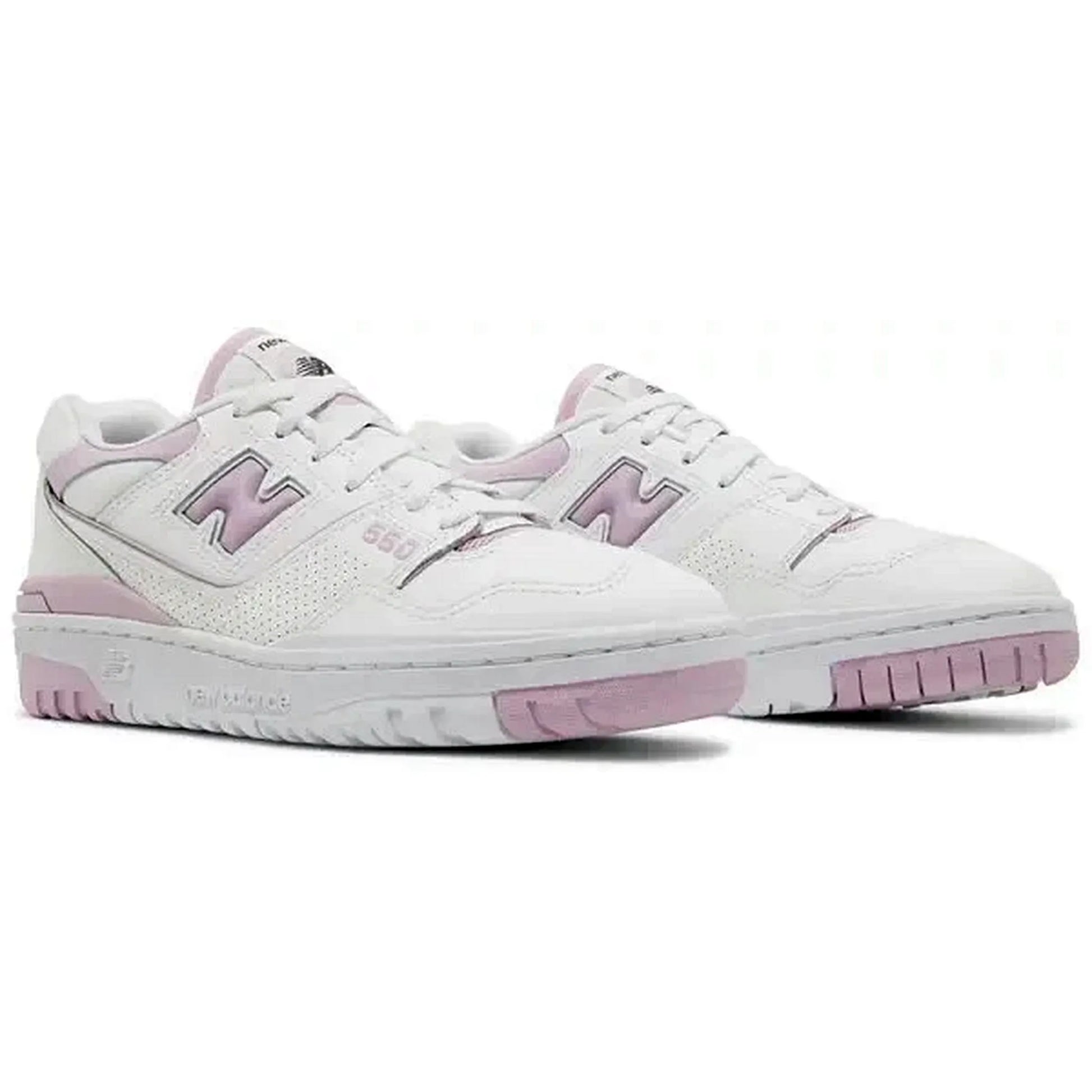 ChatGPT:

New Balance 550 Wmns White Bubblegum Pink – Paaransicht des weißen Damen-Sneakers mit zarten rosa Details, klassischem 550-Branding und perforiertem Leder, präsentiert im modernen Retro-Basketball-Stil.