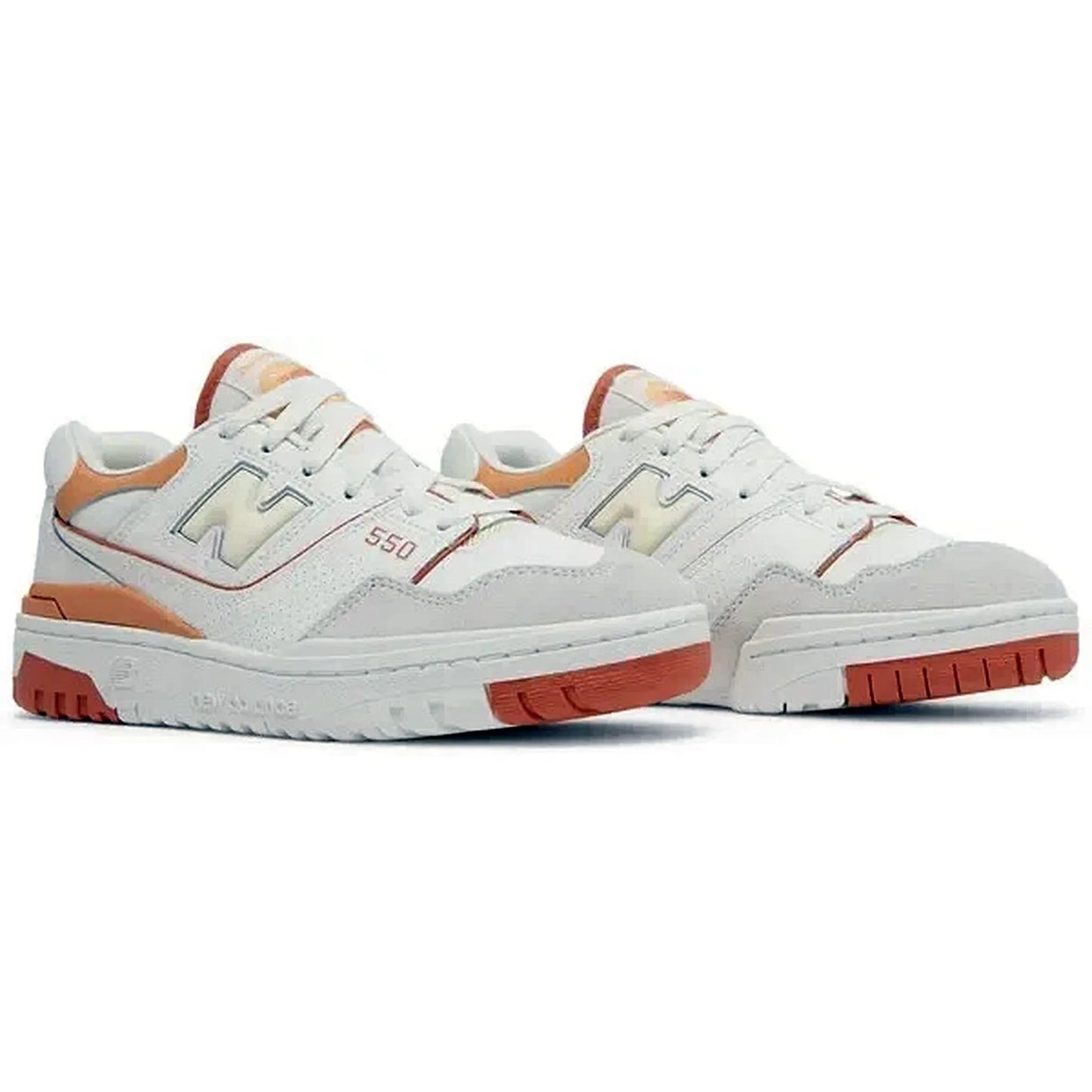 New Balance 550 Wmns Au Lait – Perspektivische Ansicht der weißen Damen-Sneaker mit braun-beigen Retro-Details, perforiertem Leder und Gummisohle im Vintage-Basketball-Design.