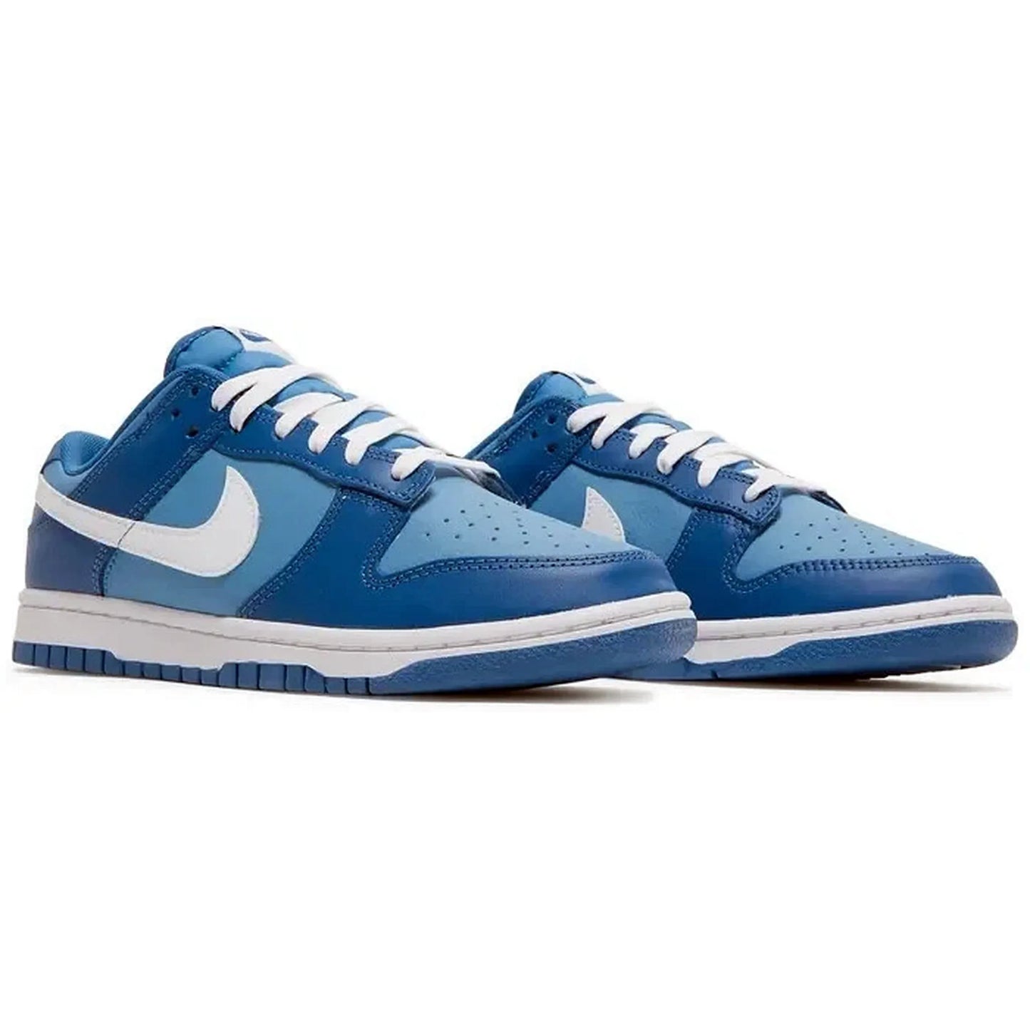 Nike Dunk Low Dark Marina Blue – Paaransicht der blauen Low-Top-Sneaker mit weißem Swoosh, marine- und hellblauen Lederpanels, weißen Schnürsenkeln und zweifarbiger Gummisohle auf weißem Hintergrund