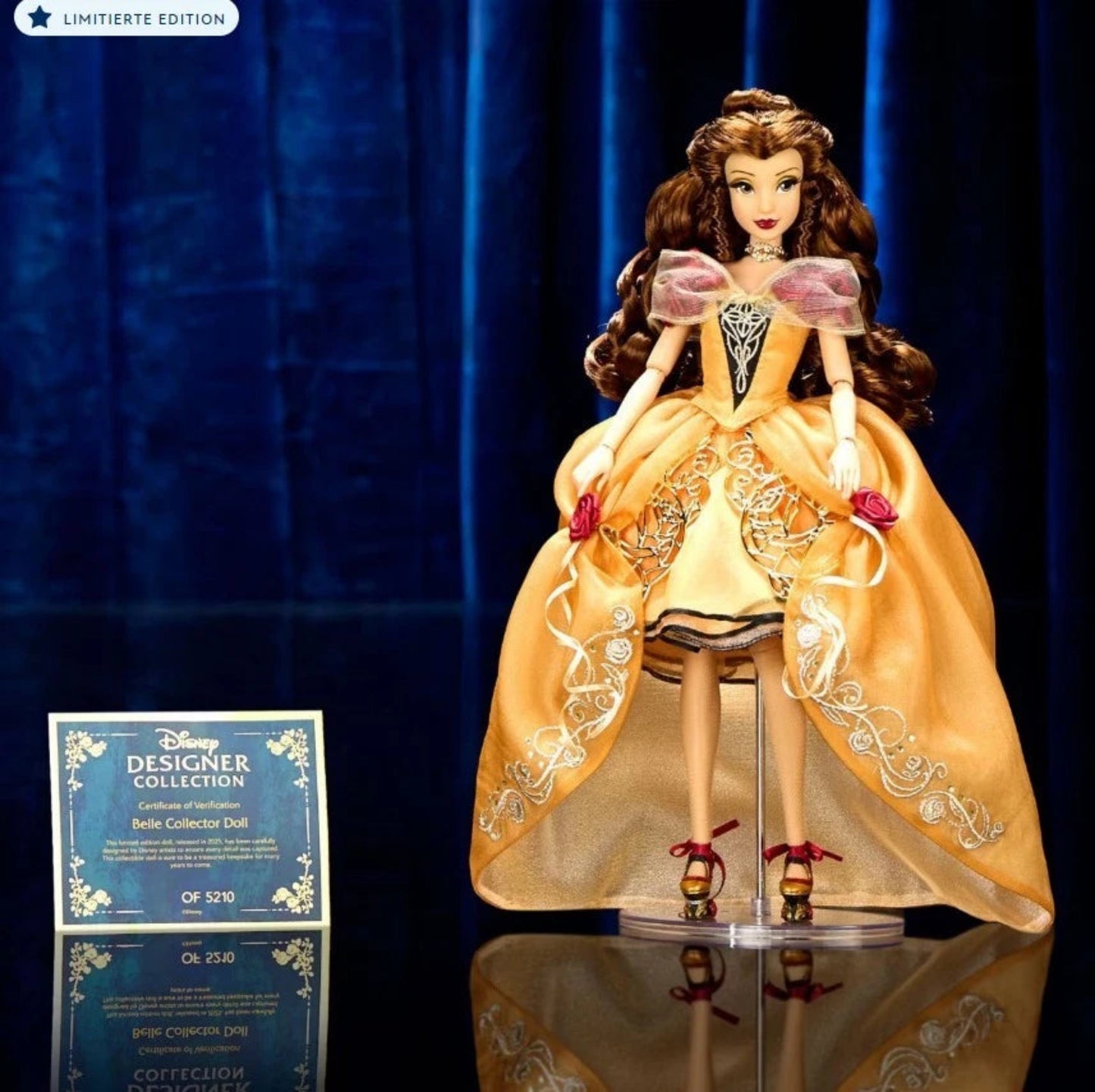 Disney Designer Collection Belle Sammlerpuppe – limitierte Edition aus Die Schöne und das Biest mit Echtheitszertifikat, goldfarbenes Kleid mit Rosen und Stickereien, Präsentation vor blauem Hintergrund