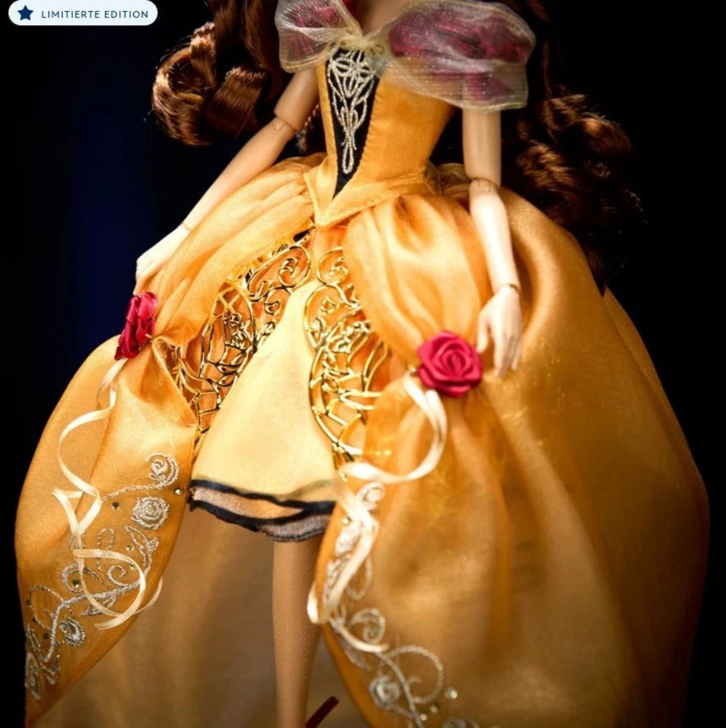 Disney Designer Collection Belle Puppe – Detailansicht des goldenen Kleids der limitierten Edition aus Die Schöne und das Biest mit Rosen und Stickereien, Nahaufnahme der Stoffstruktur