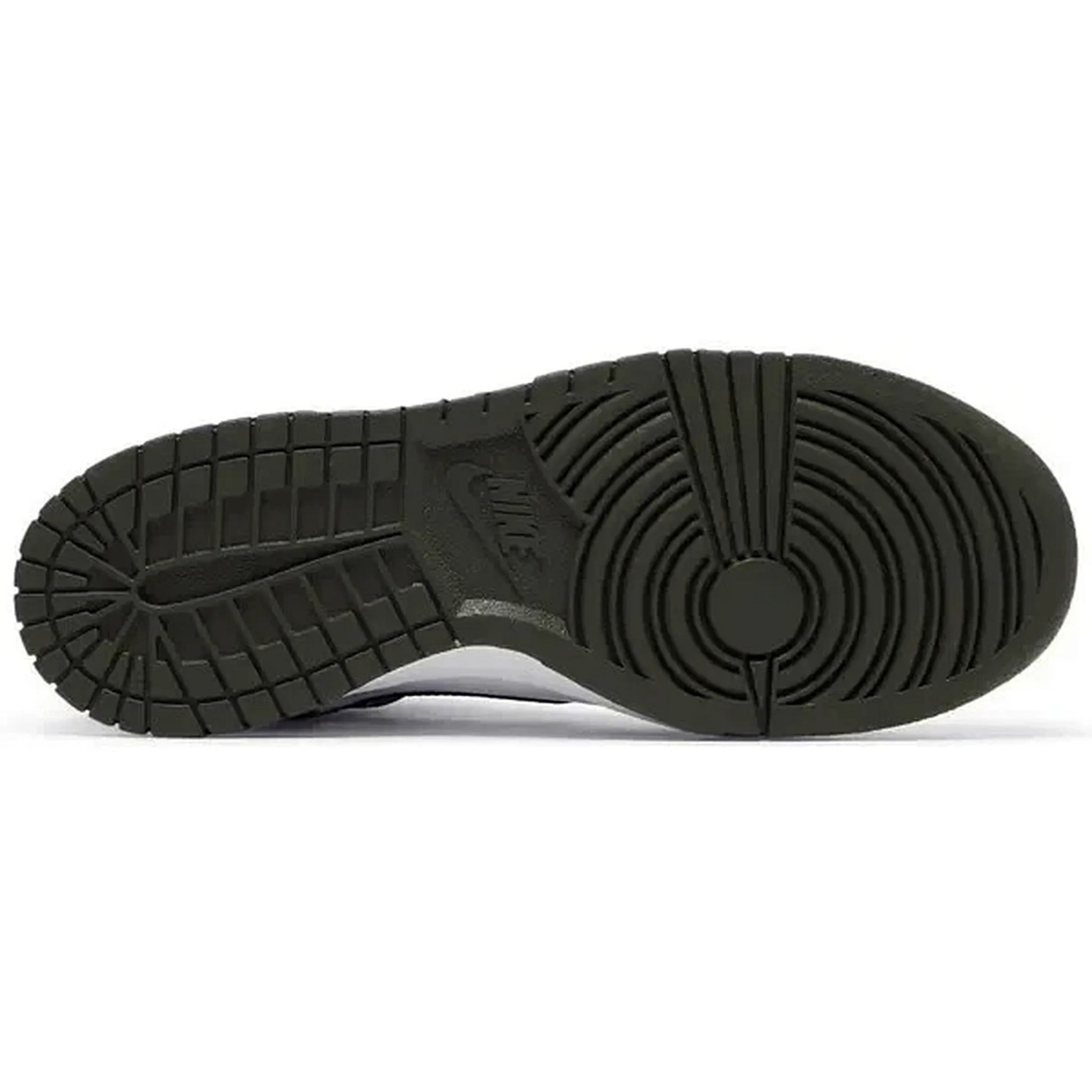 Nike Dunk High Retro GS Cargo Khaki – Detailaufnahme der dunkelgrünen Gummiaußensohle mit klassischem Nike-Logo und kreisförmigem Traktionsmuster