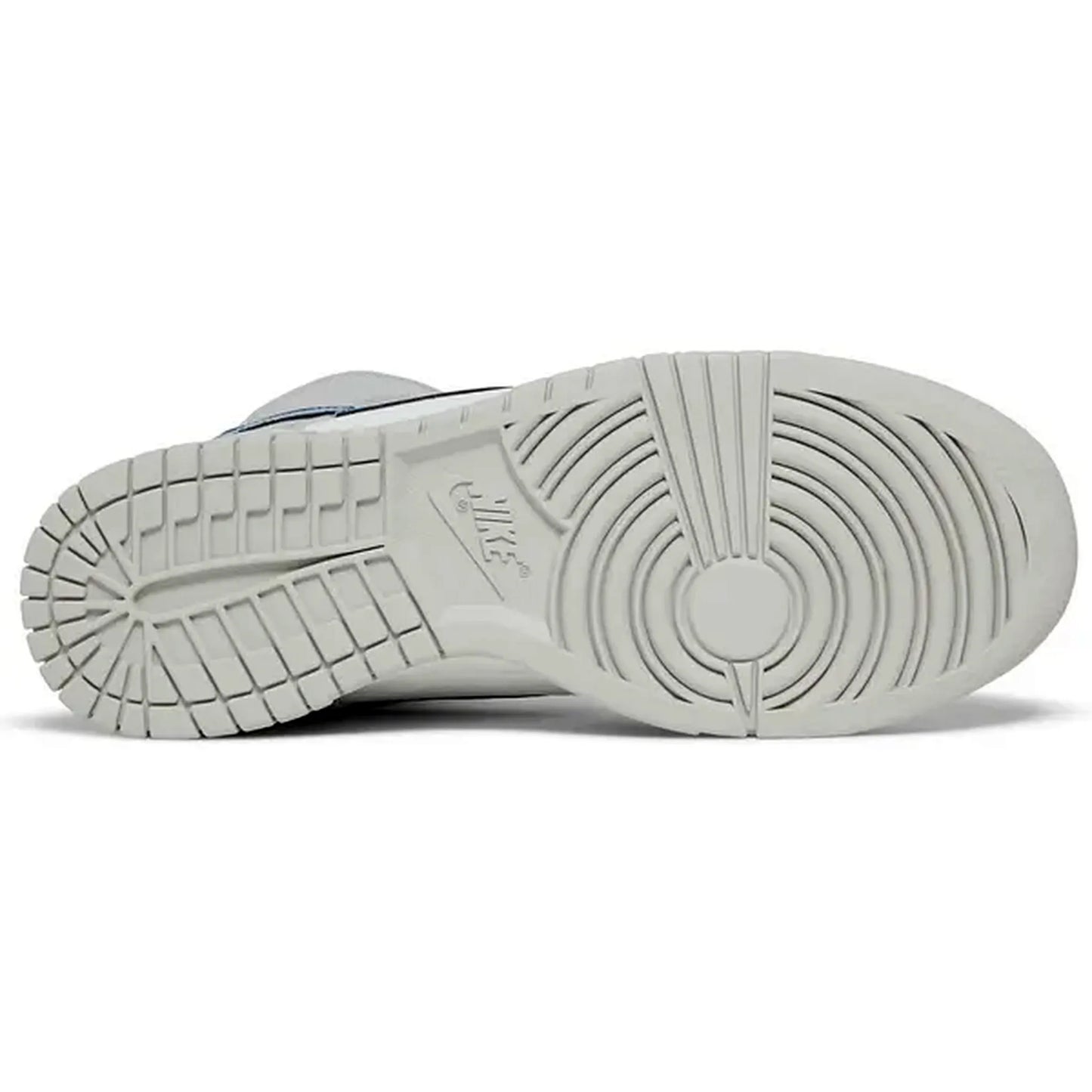 Nike Dunk High FLS Damen – Unteransicht der hellgrauen Außensohle mit kreisförmigem Profil und Nike-Logo in der Mitte auf weißem Hintergrund