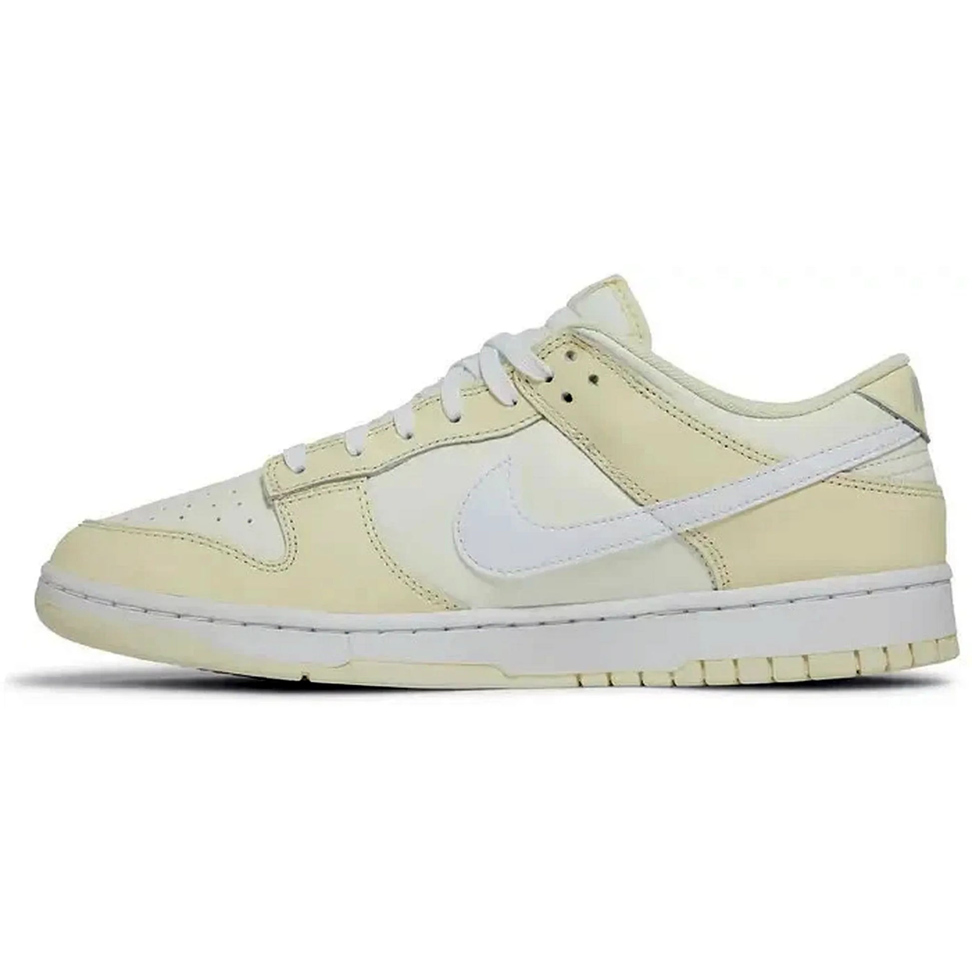 Nike Dunk Low Coconut Milk – Seitenansicht des beige-weißen Low-Top-Sneakers mit weichem Leder, weißen Akzenten und heller Mittelsohle auf weißem Hintergrund