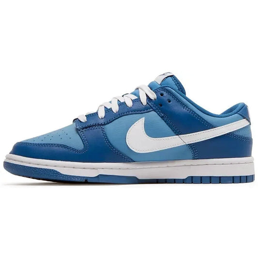 Nike Dunk Low Dark Marina Blue – Seitenansicht des blauen Sneakers mit weißem Swoosh, zweifarbigem Leder-Obermaterial in Marine- und Hellblau sowie weißer Mittelsohle auf weißem Hintergrund