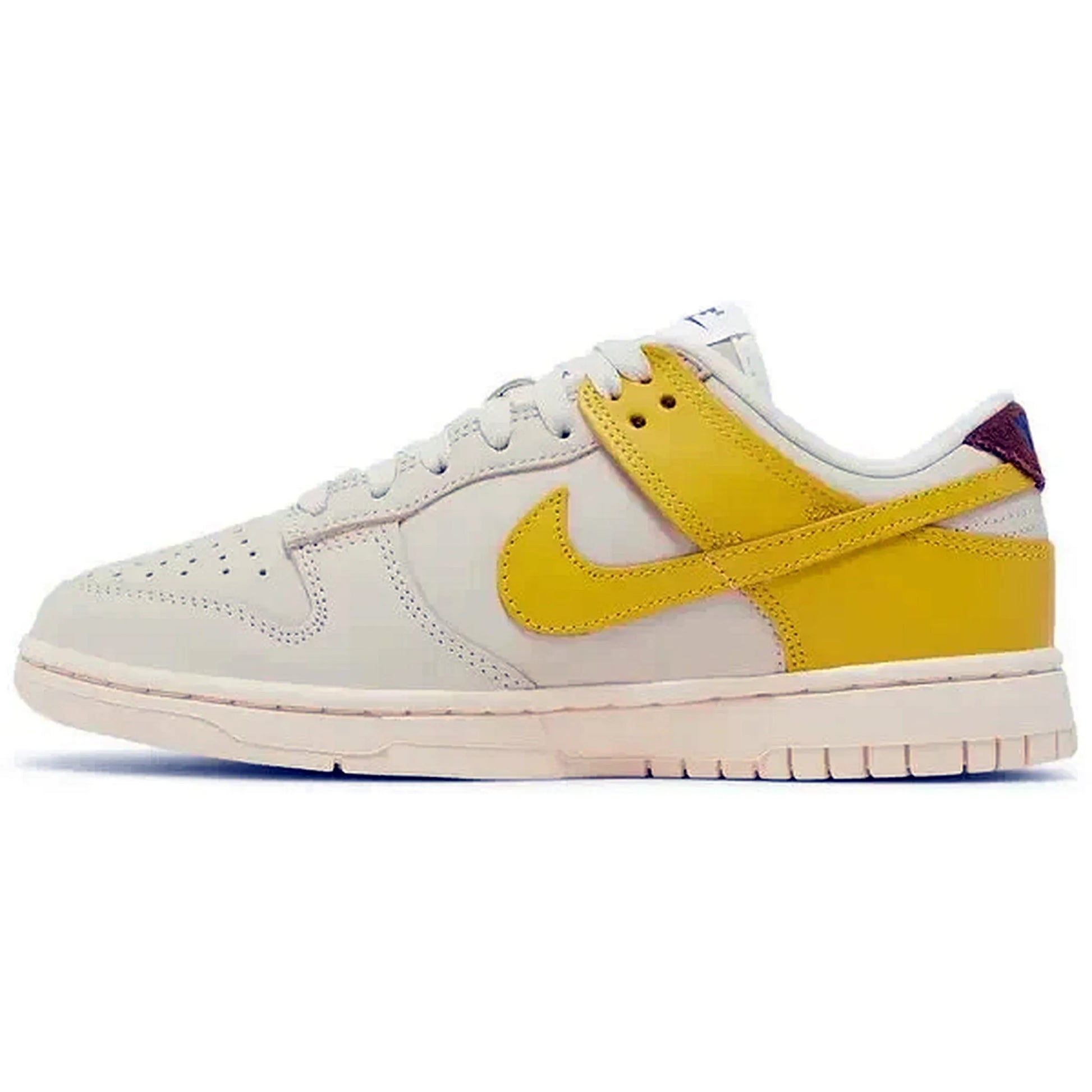 Nike Dunk Low LX Wmns Banana – seitliche Nahaufnahme des beigen Damen-Sneakers mit gelbem Swoosh und Fersenbereich, heller Zwischensohle und dezentem Bananen-Design auf weißem Hintergrund