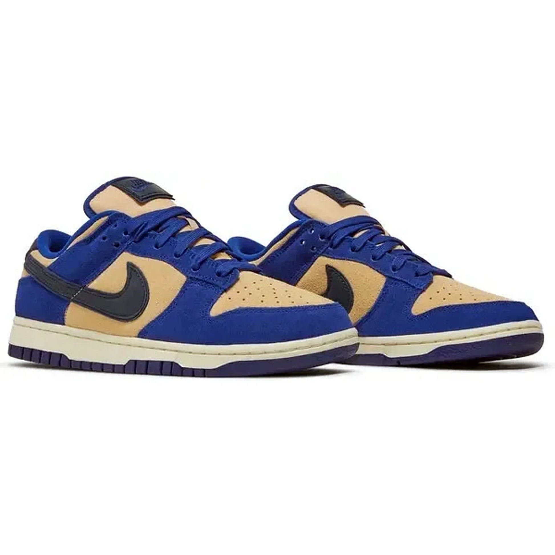 Nike Dunk Low LX Wmns Blue Suede – Paaransicht des blauen und beigen Damen-Sneakers aus Wildleder mit schwarzem Swoosh und cremefarbener Zwischensohle auf weißem Hintergrund