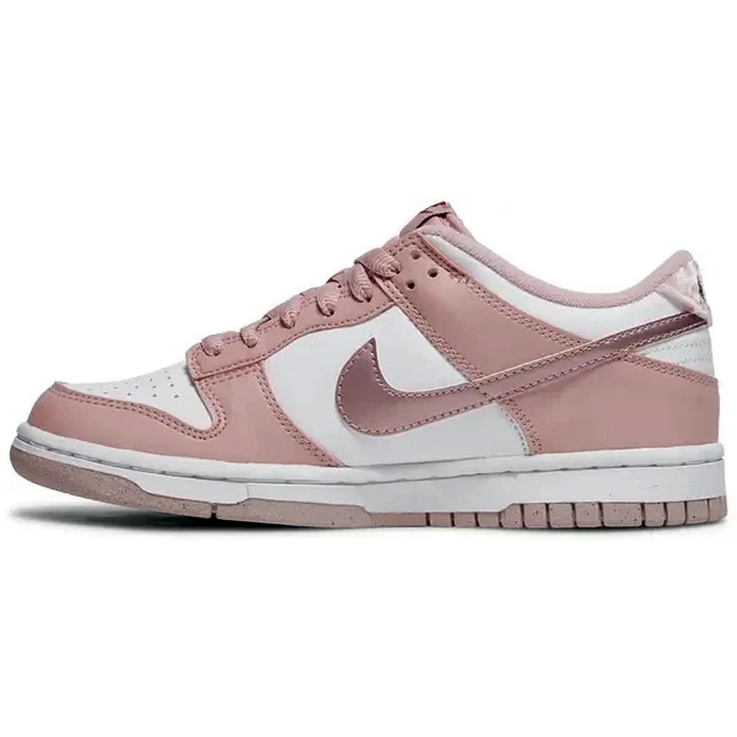 Nike Dunk Low GS Pink Velvet – Seitenansicht des pink-weißen Low-Top Sneakers mit weißem Obermaterial, rosa Overlays und glänzendem Swoosh auf weißem Hintergrund