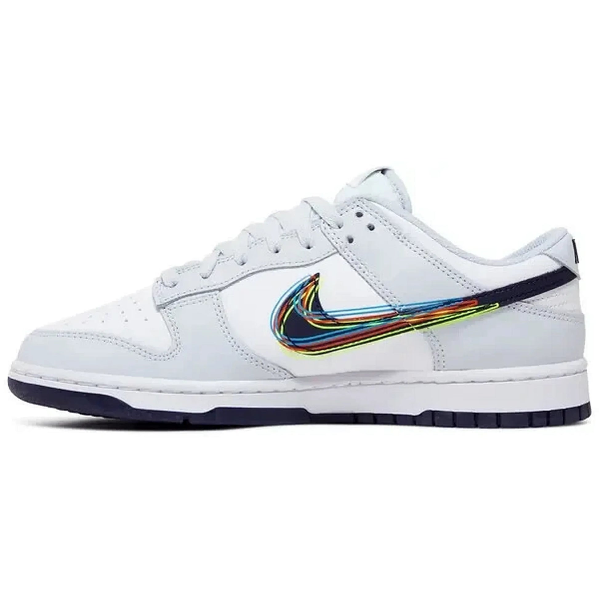 Nike Dunk Low 3D Swoosh – Seitenansicht des weißen Sneakers mit schillerndem, mehrfarbigem 3D-Swoosh in Blau, Gelb, Rot und Grün, weißem Obermaterial und dunkelgrauer Gummisohle auf weißem Hintergrund