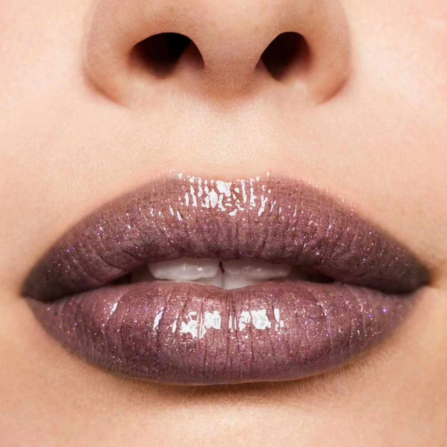 Fenty Beauty Gloss Bomb Kaboom aufgetragen auf Lippen mit grauem Schimmer