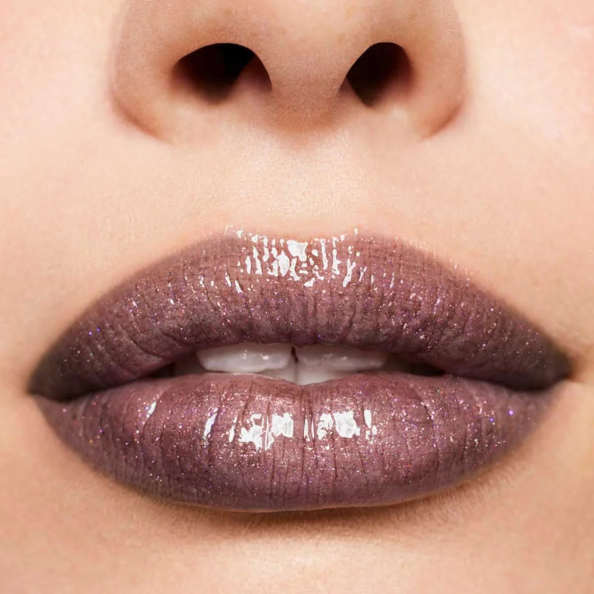 Fenty Beauty Gloss Bomb Kaboom aufgetragen auf Lippen mit grauem Schimmer