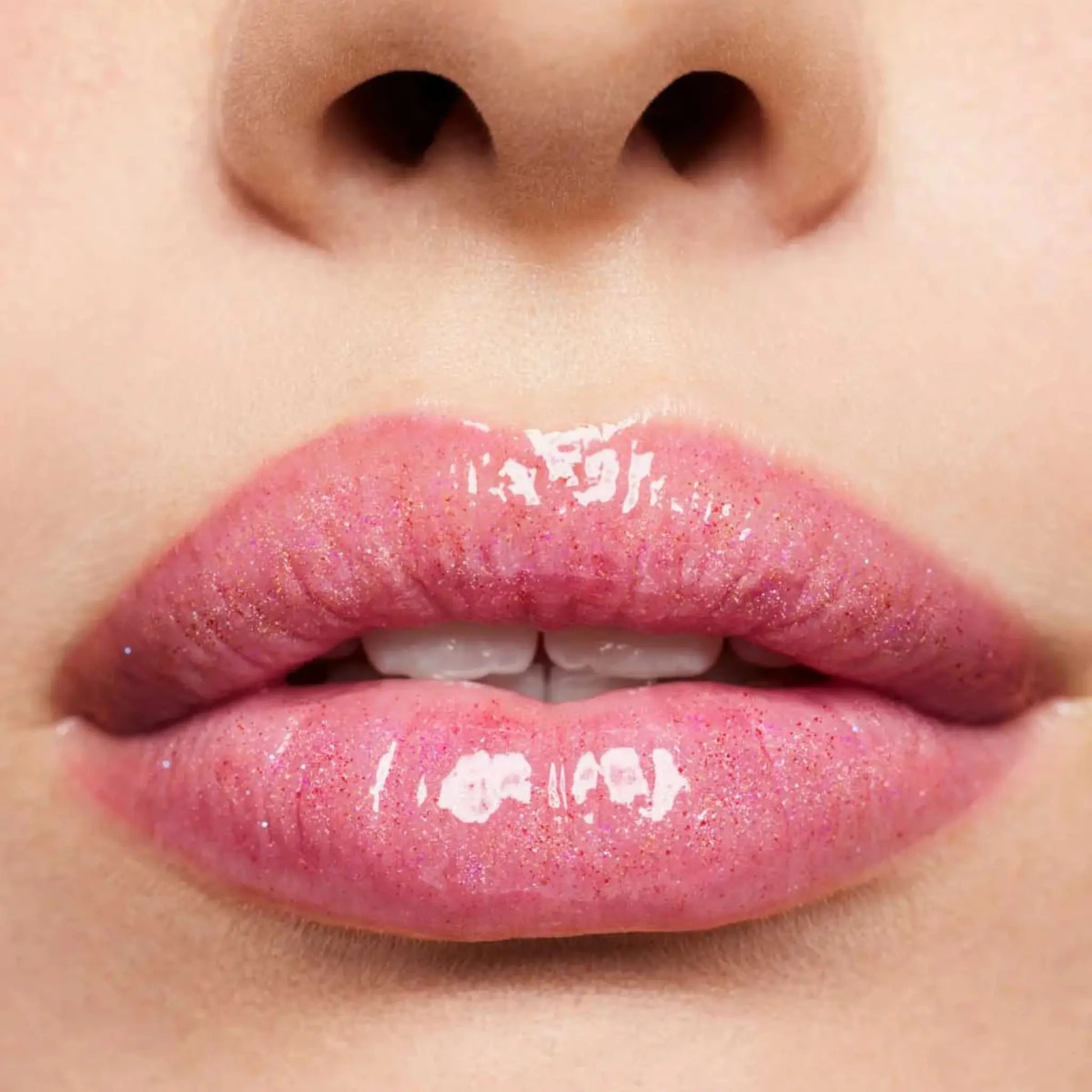 Fenty Beauty Gloss Bomb Rebel Raisr aufgetragen auf Lippen Nahaufnahme