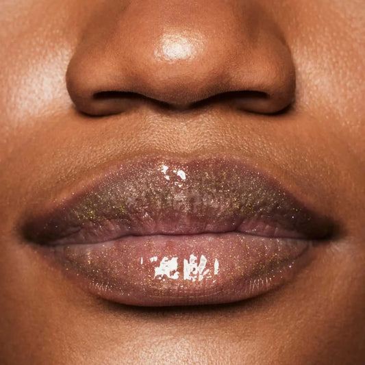 Fenty Beauty Gloss Bomb Risky Rulin aufgetragen auf Lippen Nahaufnahme