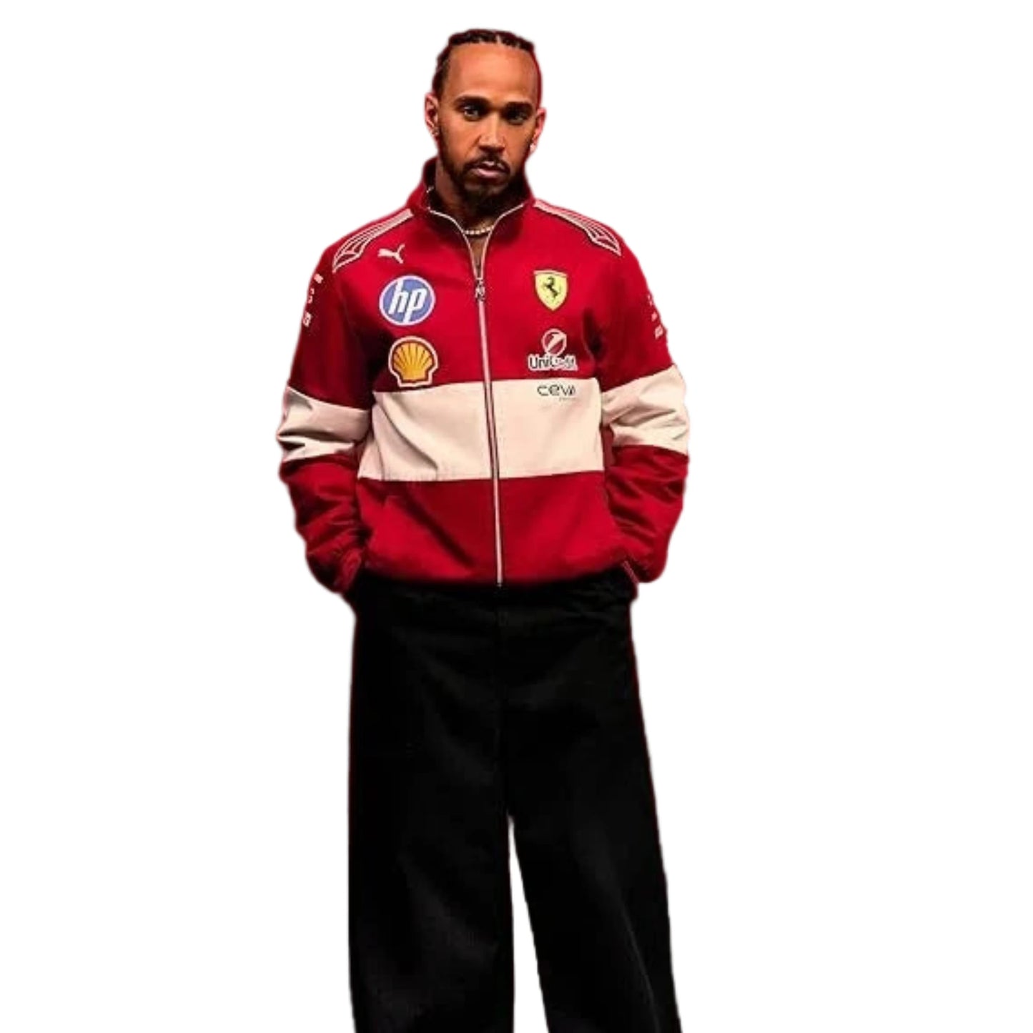 Modell trägt die PUMA Scuderia Ferrari F1 2025 Teamjacke in Rot-Weiß mit Sponsorenlogos – offizielles Motorsport-Teamwear für Ferrari-Fans.