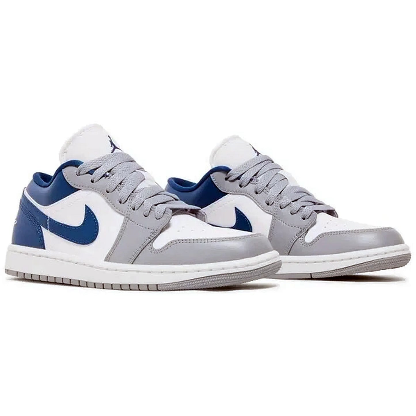 Air Jordan 1 Low French Blue, Paaransicht der Sneaker in Weiß, Grau und Blau mit grauen Schnürsenkeln und blauem Nike-Swoosh, auf weißem Hintergrund.
