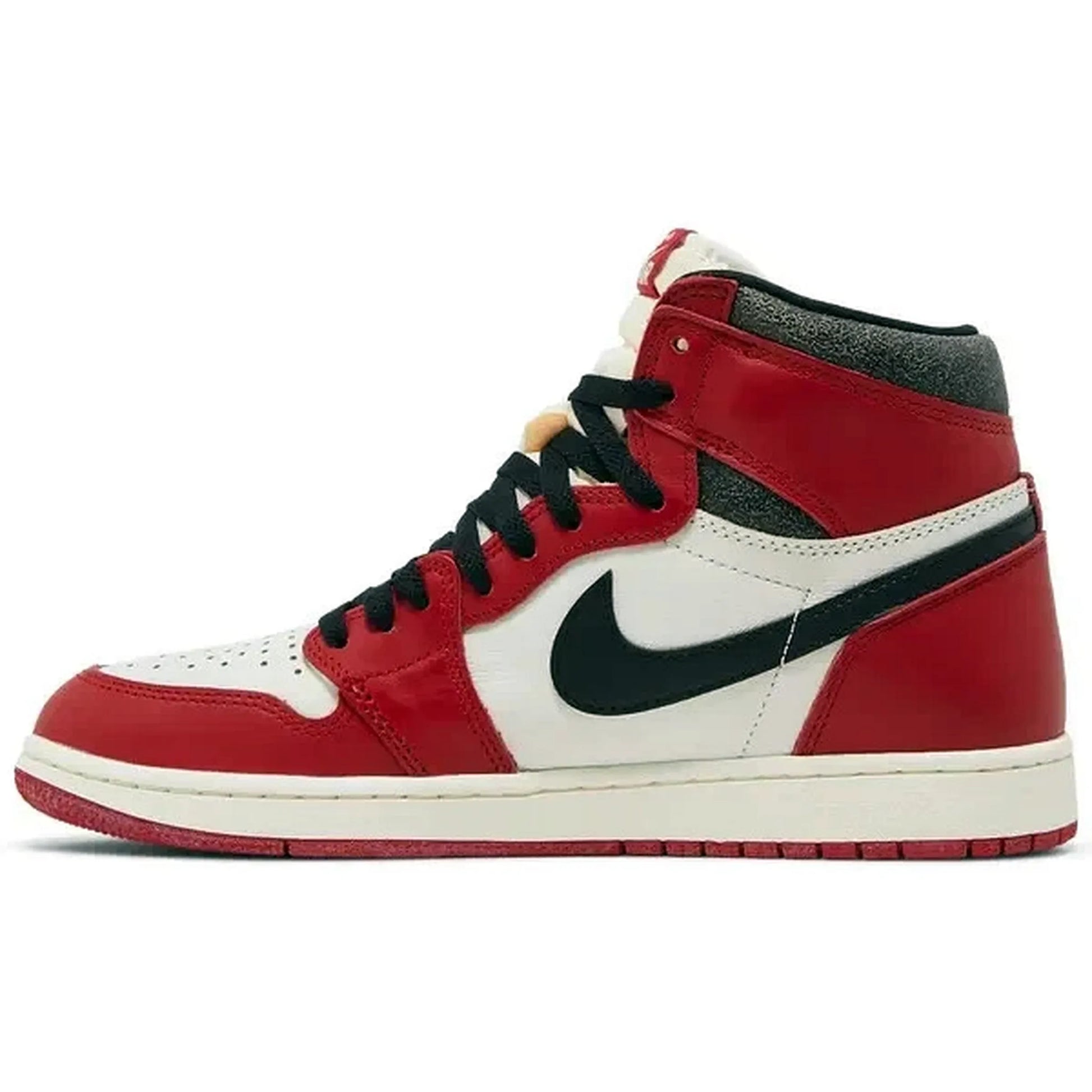 Air Jordan 1 Retro High OG Chicago Lost and Found – Klassischer Nike High-Top Sneaker in Rot, Weiß und Schwarz mit gealtertem Vintage-Look, Seitenansicht der Retro-Version.
