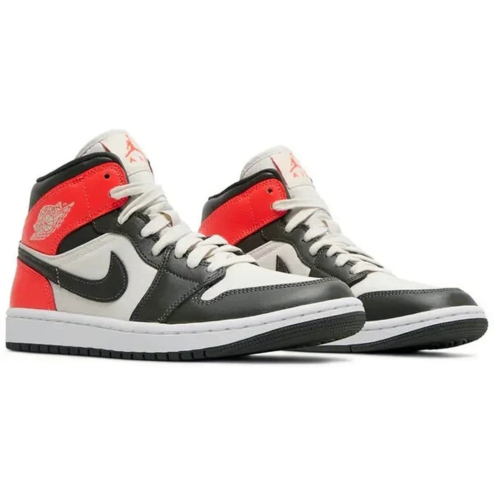 Nike Air Jordan 1 Mid Wmns Newsprint Light Orewood Brown – Damen Sneaker in Schwarz, Weiß und Rot mit klassischem Nike Swoosh, Paaransicht schräg von vorn.