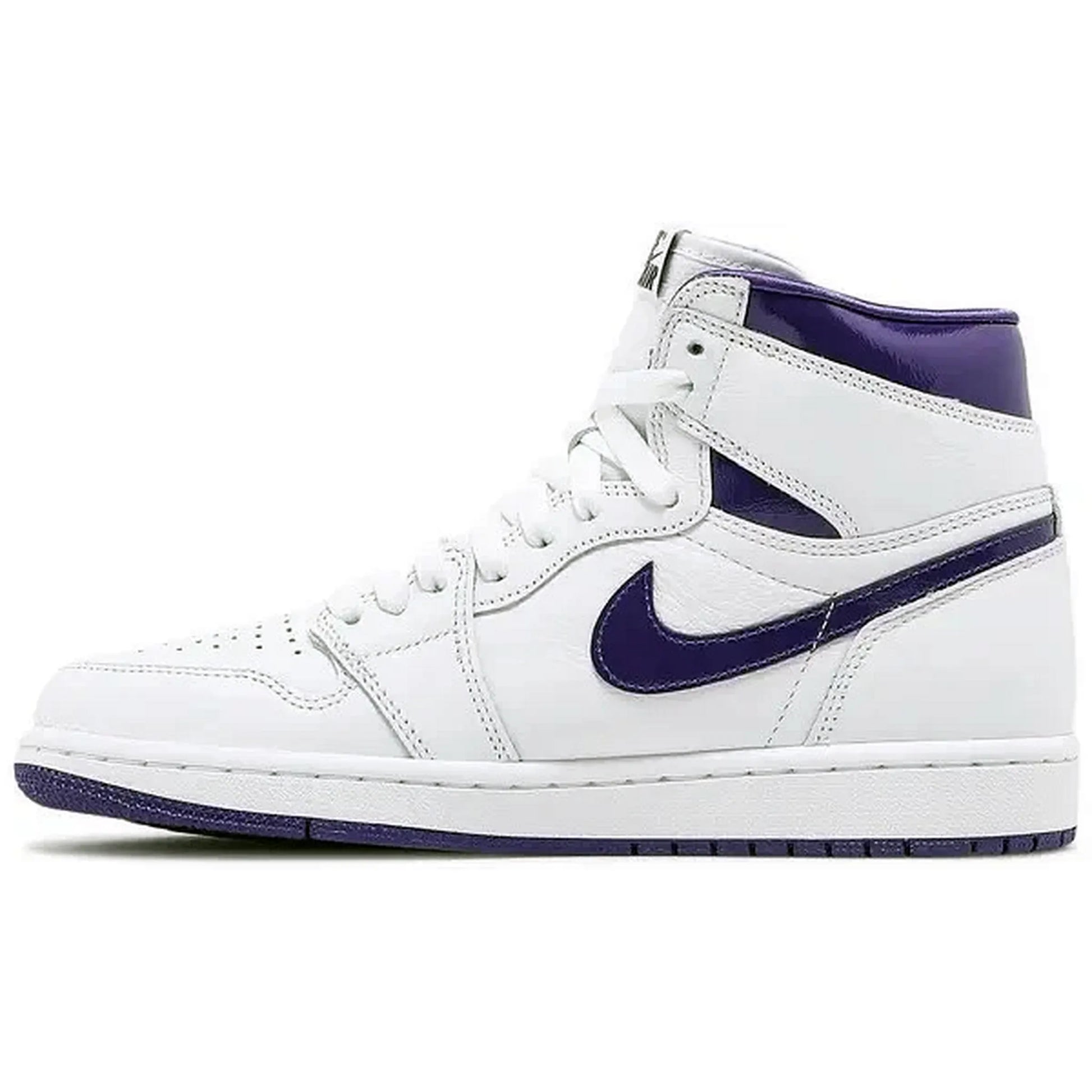 Nike Air Jordan 1 Retro High OG Wmns Court Purple – Damen Sneaker in Weiß und Lila mit klassischem Swoosh, Seitenansicht der High-Top Silhouette aus Glattleder.