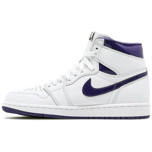 Nike Air Jordan 1 Retro High OG Wmns Court Purple – Damen Sneaker in Weiß und Lila mit klassischem Swoosh, Seitenansicht der High-Top Silhouette aus Glattleder.