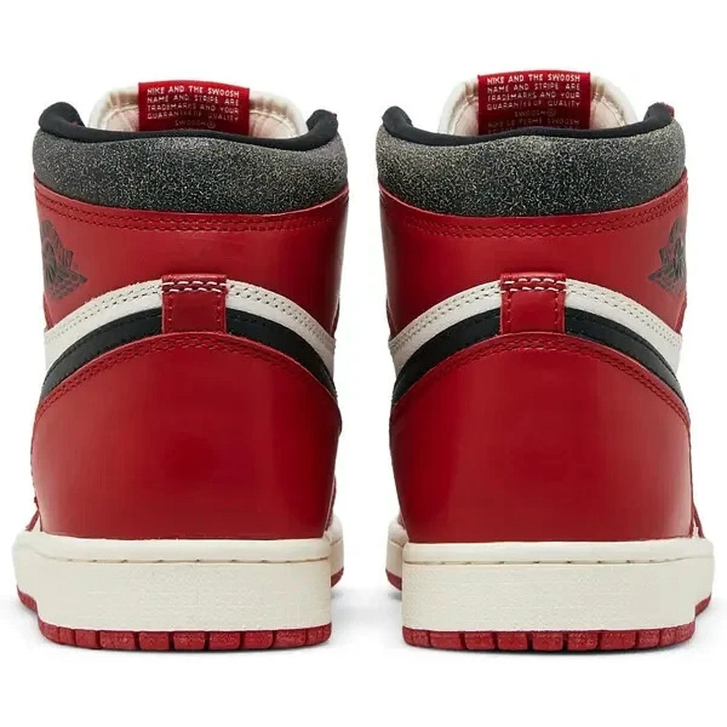 Air Jordan 1 Retro High OG Chicago Lost and Found – Nike High-Top Sneaker in Rot, Weiß und Schwarz mit gealtertem Kragen, Rückansicht des Paars im klassischen Retro-Design.