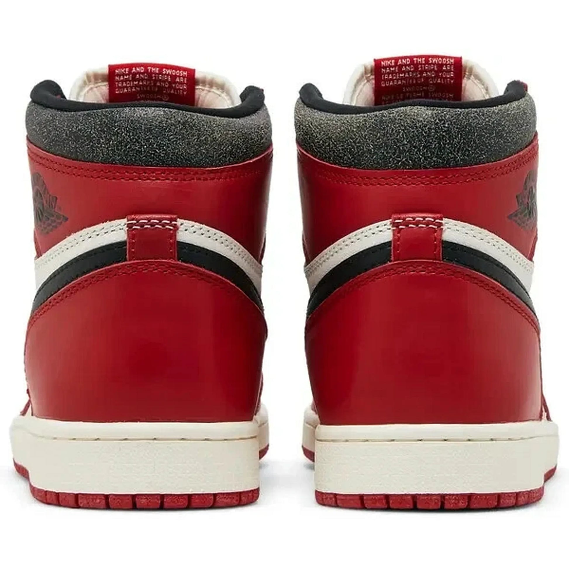 Air Jordan 1 Retro High OG Chicago Lost and Found – Nike High-Top Sneaker in Rot, Weiß und Schwarz mit gealtertem Kragen, Rückansicht des Paars im klassischen Retro-Design.
