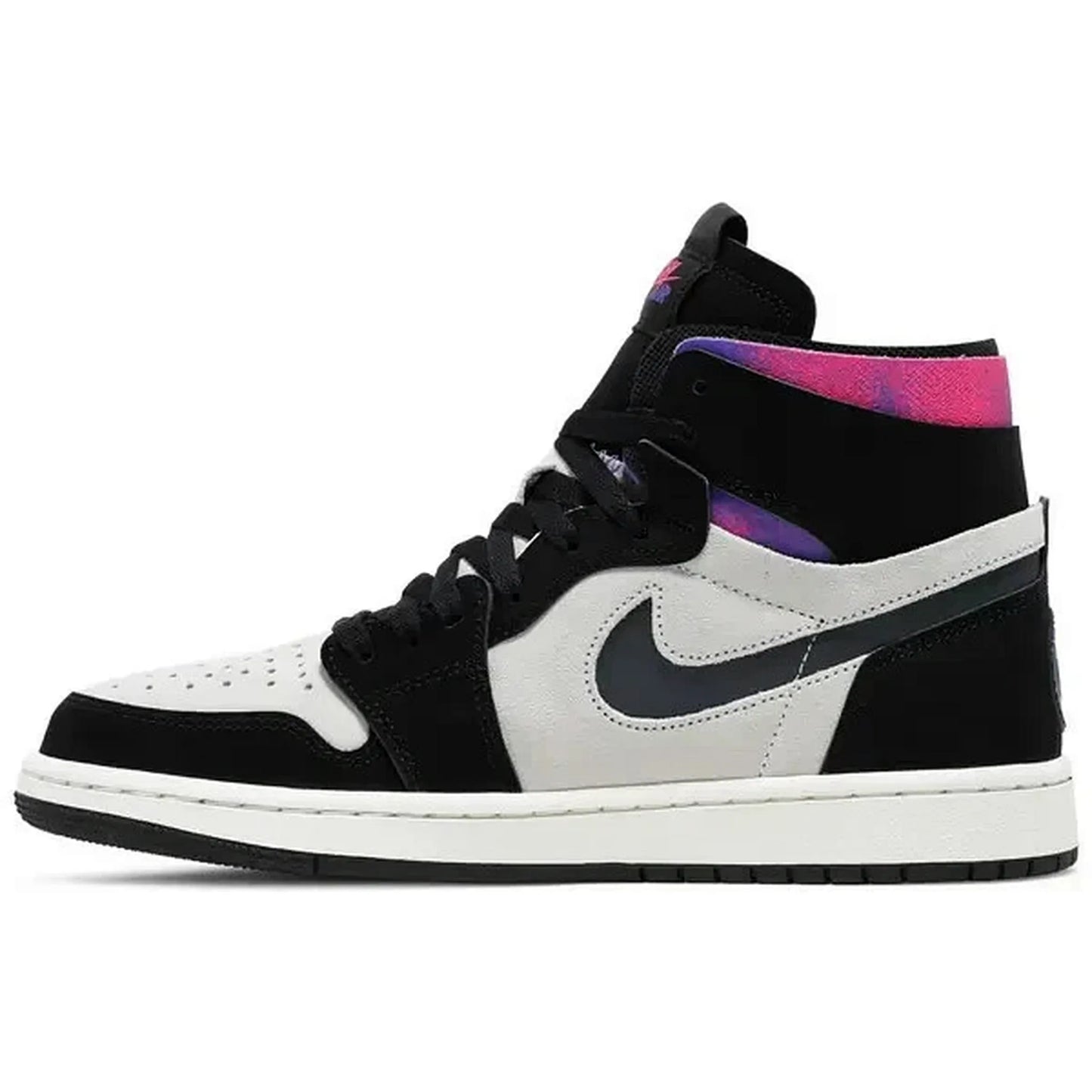 Air Jordan 1 High Zoom CMFT PSG, Seitenansicht des rechten Sneakers mit grauer und schwarzer Leder-Kombination, schwarzem Swoosh und violett-pinkem Schaft auf weißem Hintergrund.