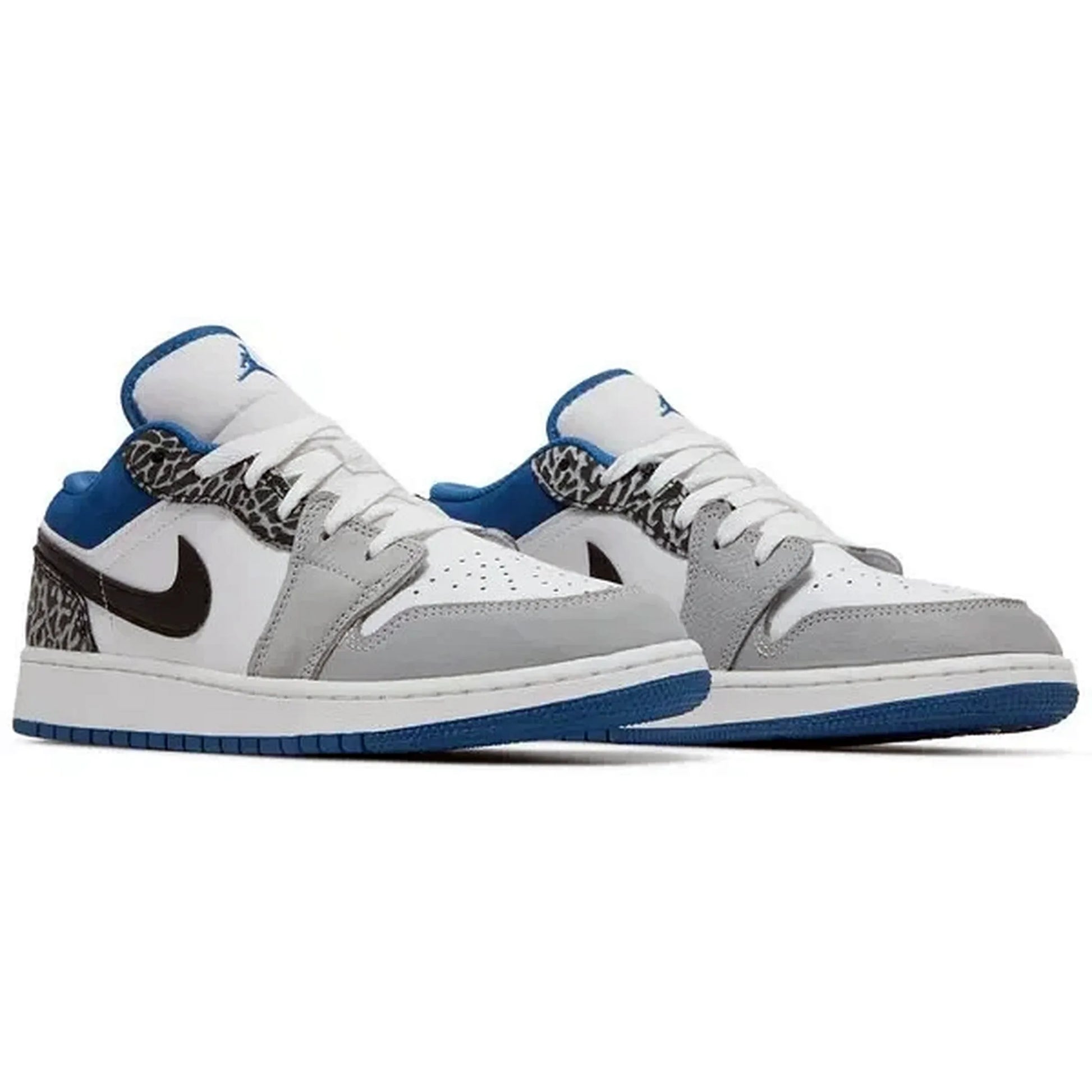 Air Jordan 1 Low SE GS True Blue Sneaker in Grau, Weiß und Blau mit schwarzem Swoosh und Elephant-Print, als Paar schräg von vorn auf weißem Hintergrund dargestellt.