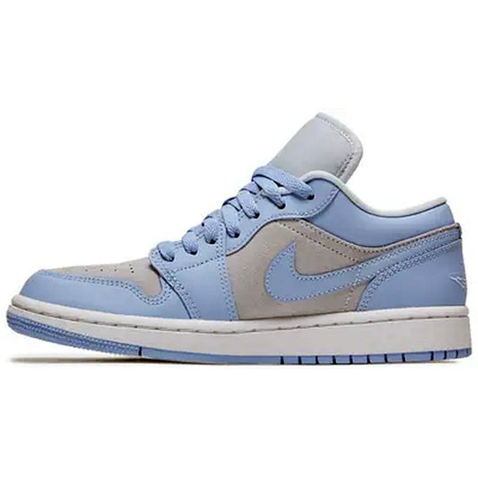 Air Jordan 1 Low Damen Sneaker in hellblau und grau mit seitlichem Swoosh, flachem Profil und weißer Mittelsohle auf weißem Hintergrund.