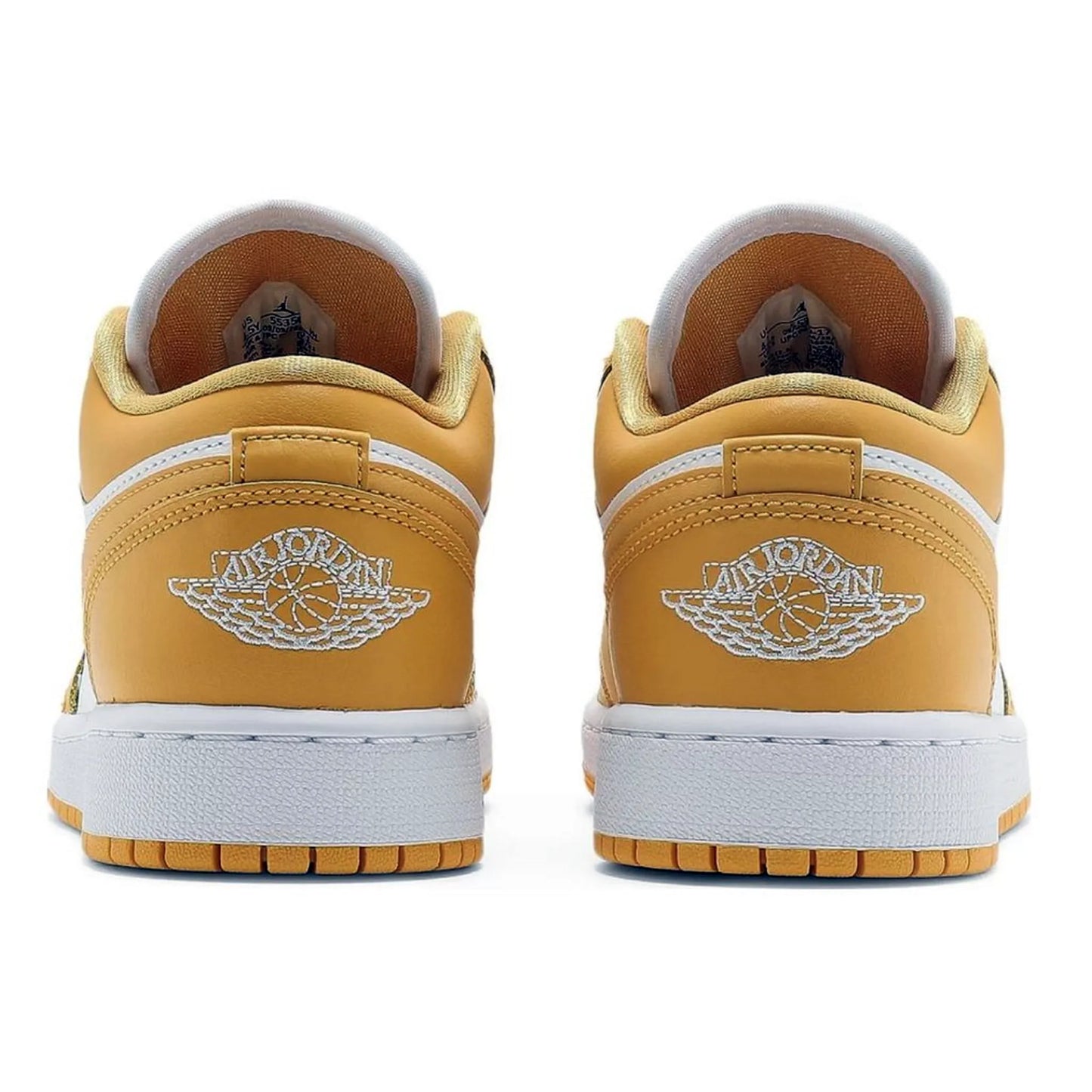 Rückansicht des Air Jordan 1 Low GS White Pollen, gelb-weiße Sneaker mit weißem Air-Jordan-Flügel-Logo auf der Ferse, auf weißem Hintergrund.