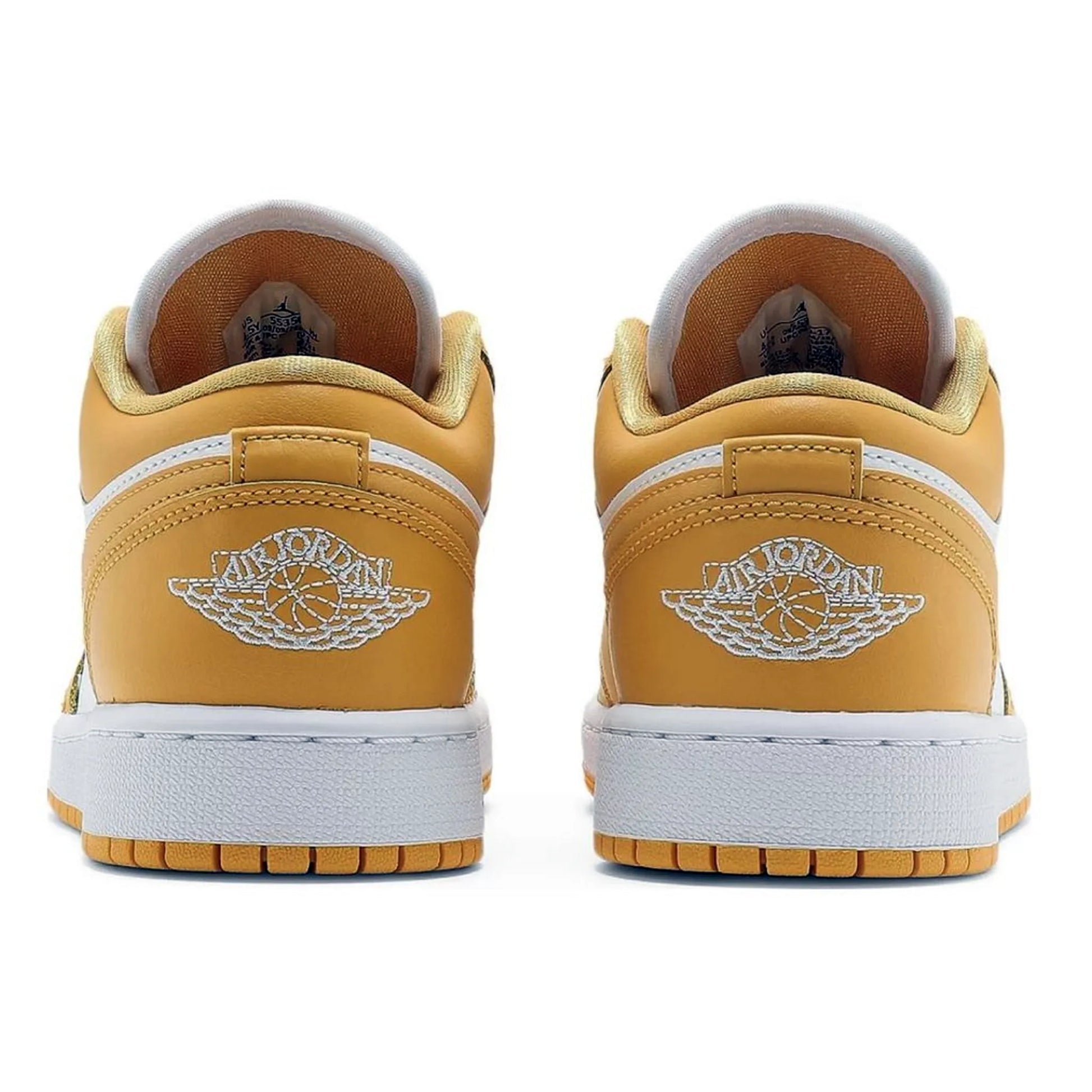 Rückansicht des Air Jordan 1 Low GS White Pollen, gelb-weiße Sneaker mit weißem Air-Jordan-Flügel-Logo auf der Ferse, auf weißem Hintergrund.