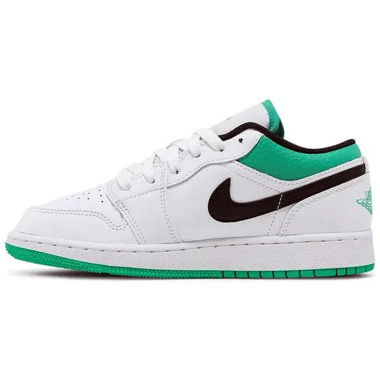 Air Jordan 1 Low GS Green Toe, Seitenansicht des weißen Sneakers mit schwarzem Nike-Swoosh, grüner Ferse und grüner Außensohle, auf weißem Hintergrund.