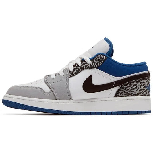 Air Jordan 1 Low GS True Blue Sneaker in Grau, Weiß und Blau mit schwarzem Swoosh und charakteristischem Elephant-Print an Ferse und Schnürbereich, auf weißem Hintergrund.